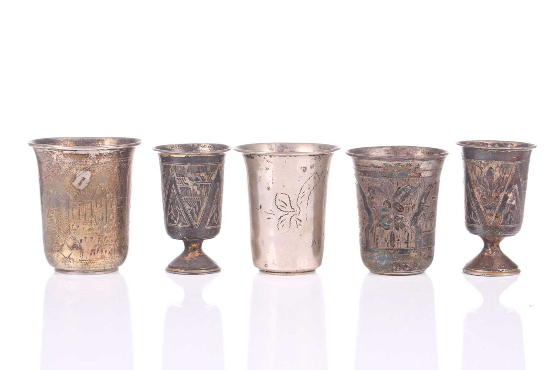 Three pairs of Russian silver vodka cups, each engraved with buildings and foliage, a set of six - Bild 6 aus 9