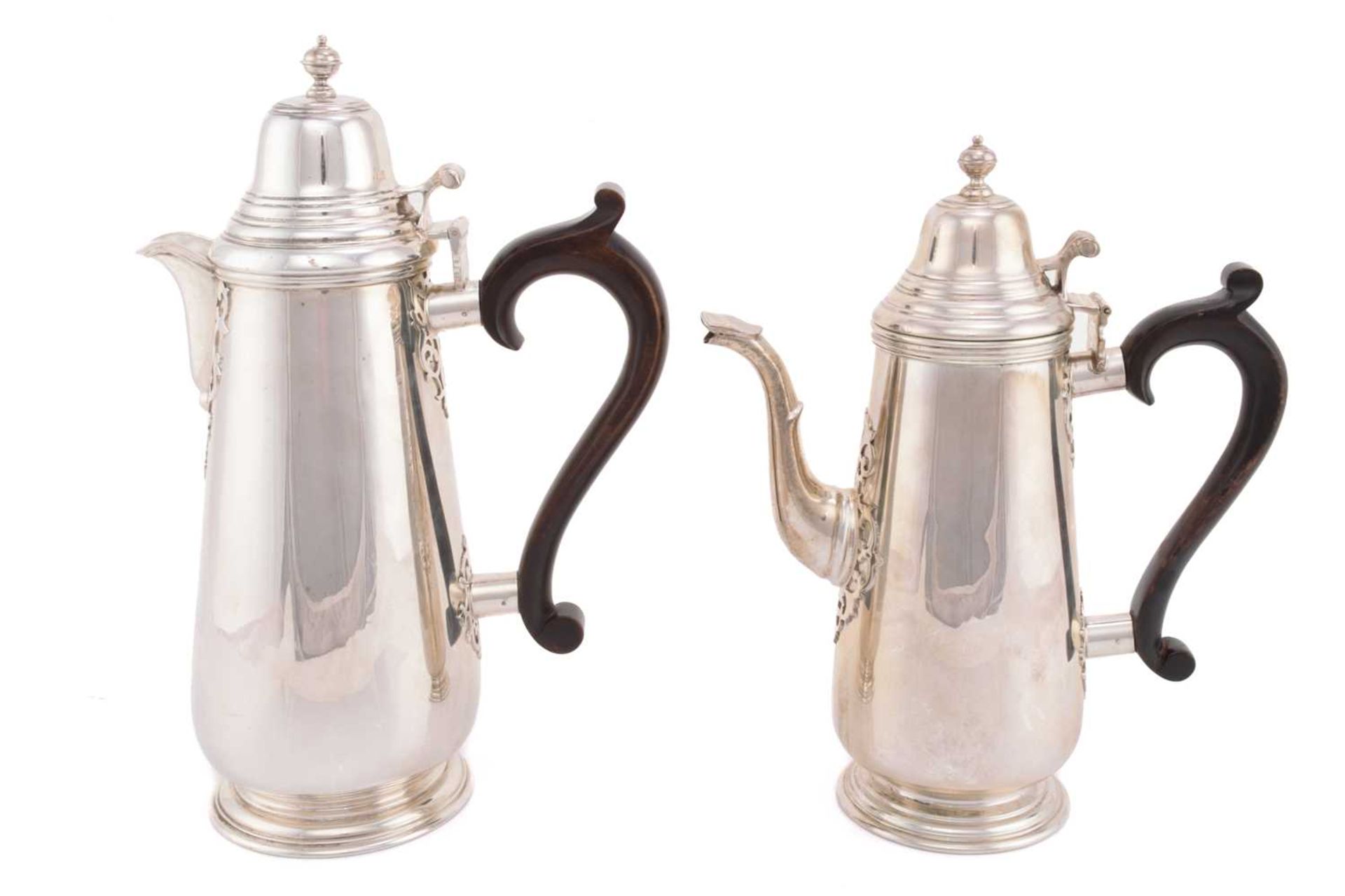 A silver hot water jug and coffee pot, London 1970 by A Haviland-Nye, both with a domed lid above - Image 2 of 9