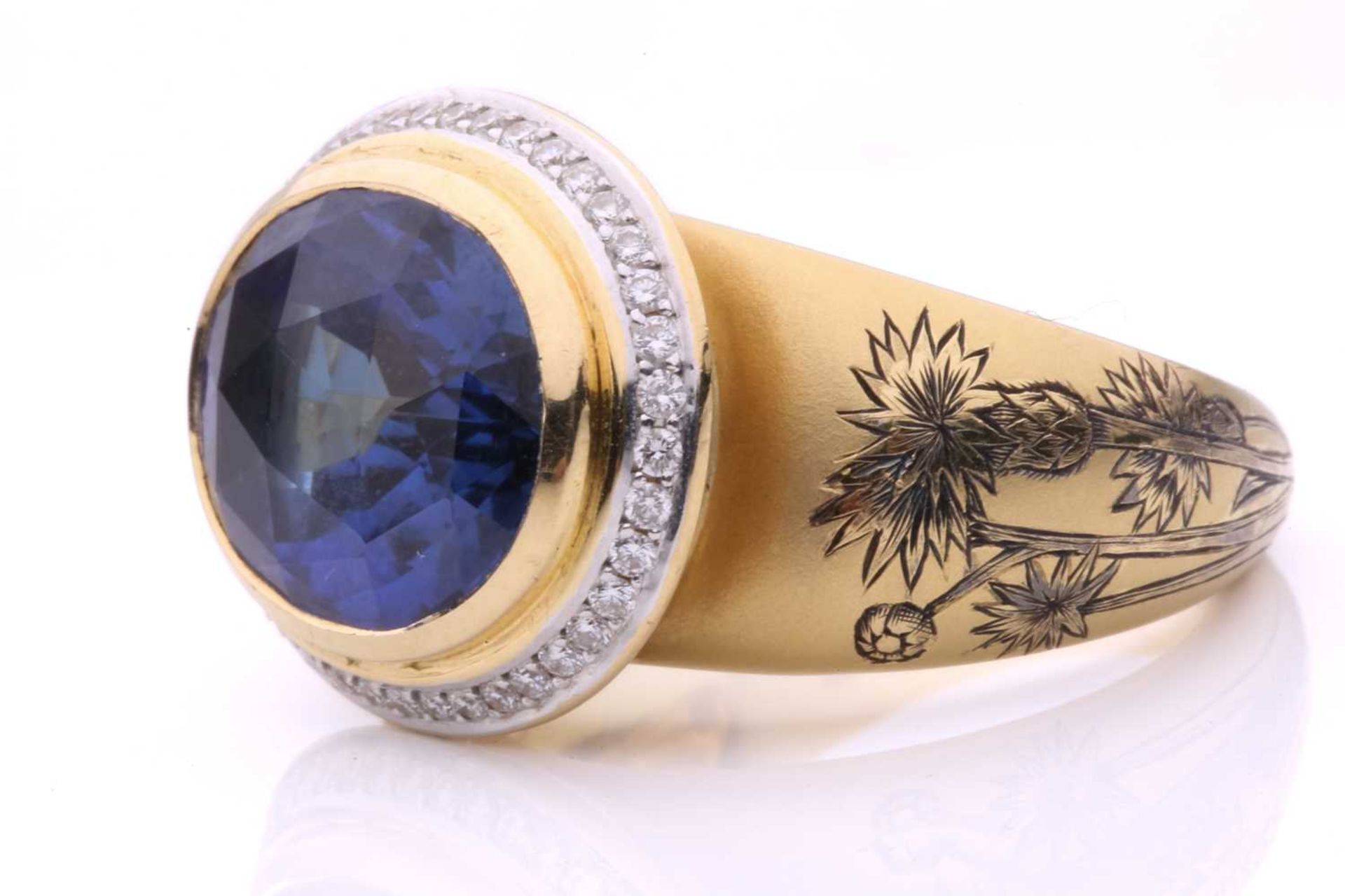 Theo Fennell - A tanzanite and diamond dress ring in 18ct gold, featuring oval-shaped rose-cut - Bild 2 aus 7