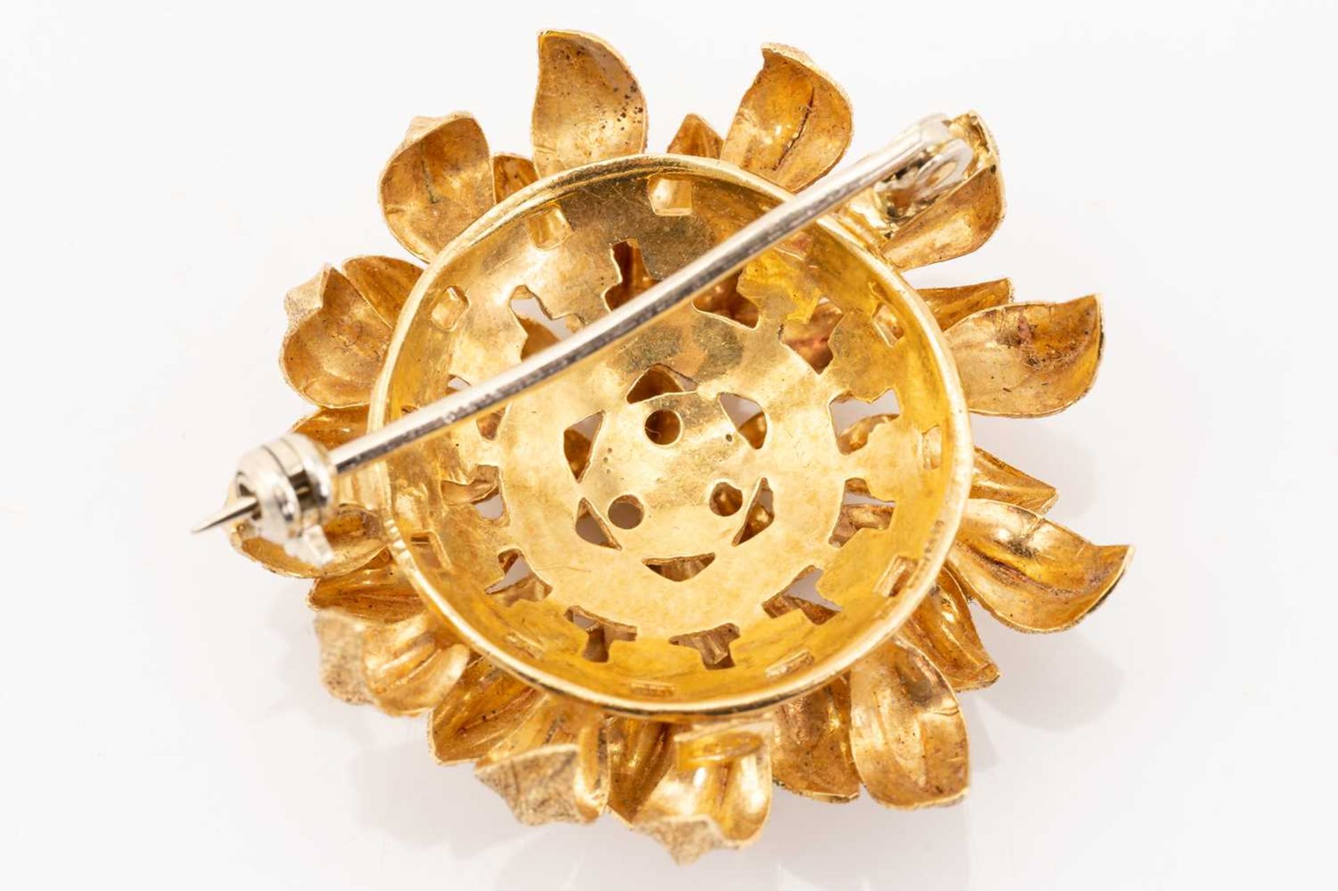 An 18 carat gold flower head brooch; bombé shaped and composed of layers of textured petals. - Bild 2 aus 3