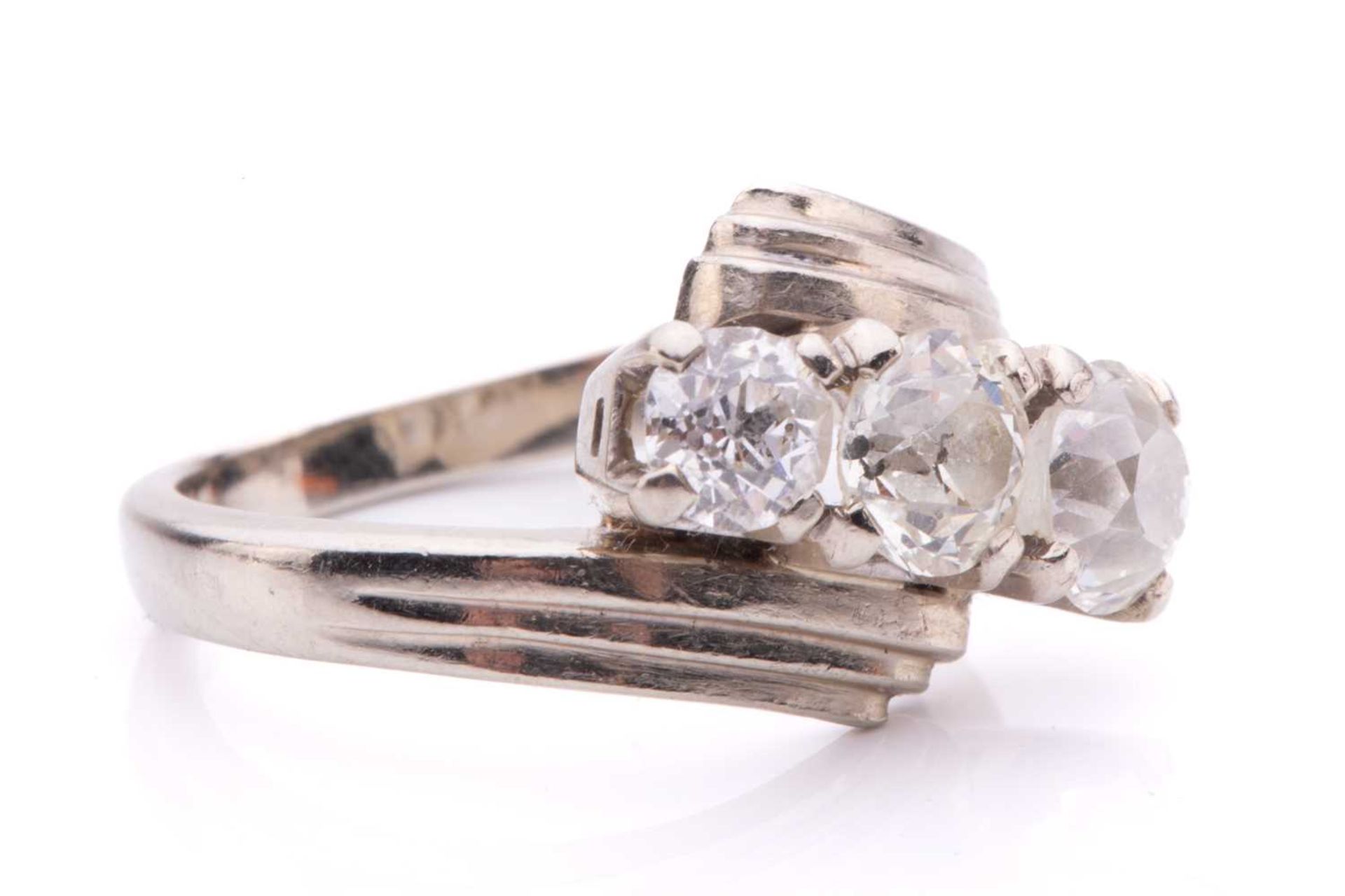 A three-stone old cut diamond ring, with three graduating round old cut diamonds measuring 5.5mm, - Bild 2 aus 4
