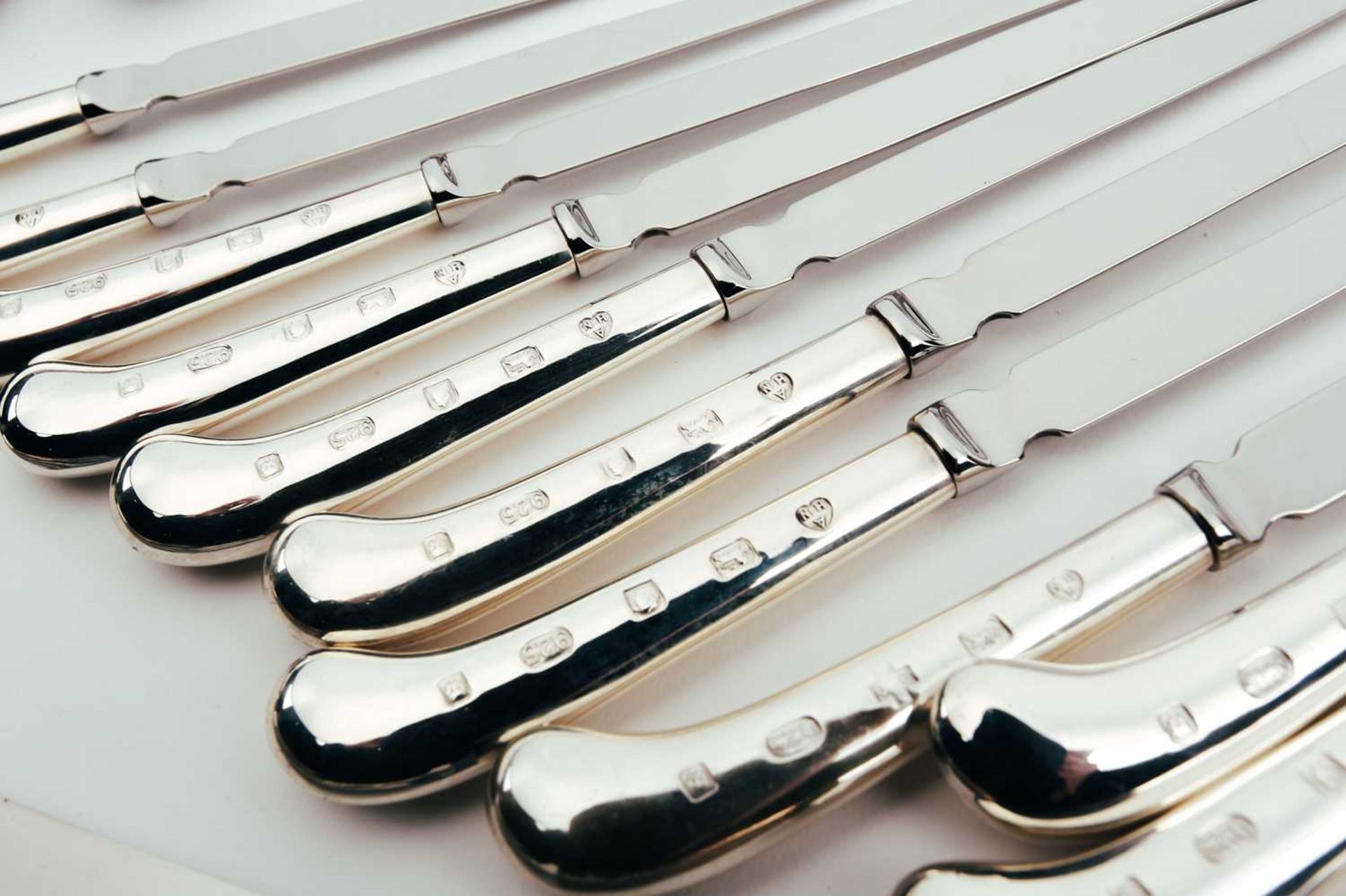 A mixed collection of various modern silver-handled knives, some with pistol grip handles - Image 9 of 13