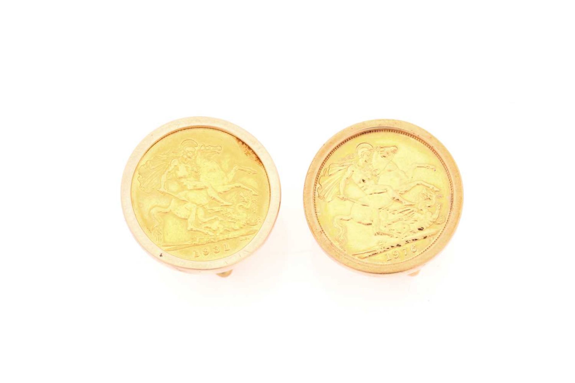 A pair of sovereign coin cufflinks, comprising a 1931 King George V full sovereign, and a 1976 Queen - Bild 3 aus 4