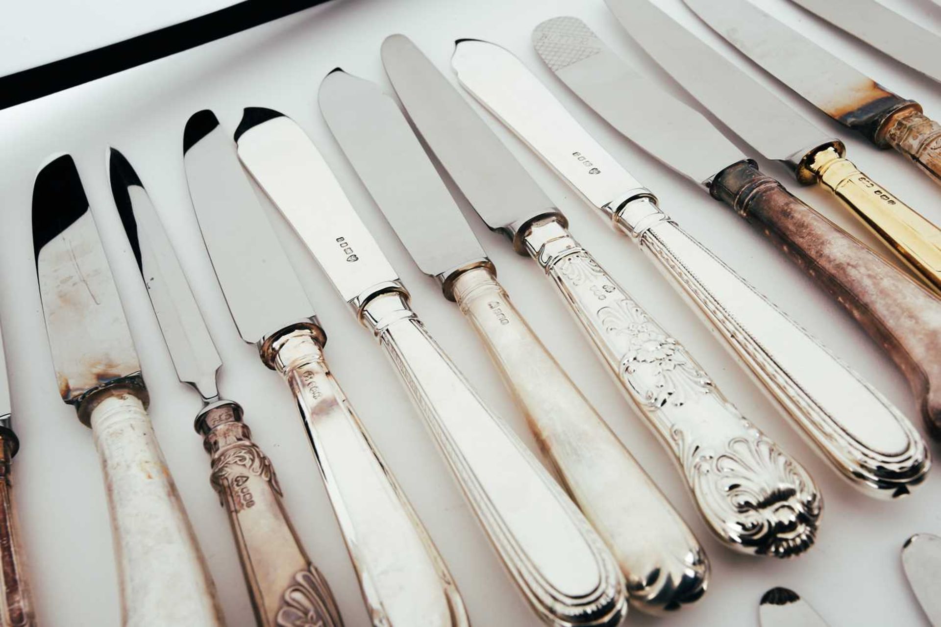 A large mixed collection of various modern silver-handled knives. - Bild 7 aus 12