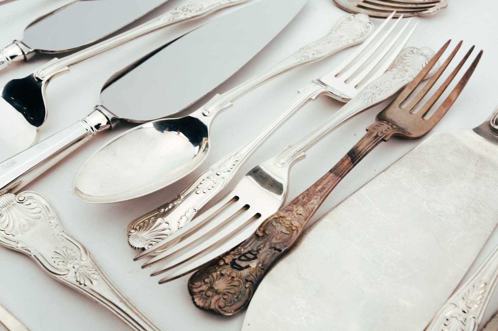 A collection of mostly modern matched kings pattern silver flatware, total weight 51.22 ozt ( - Bild 6 aus 7