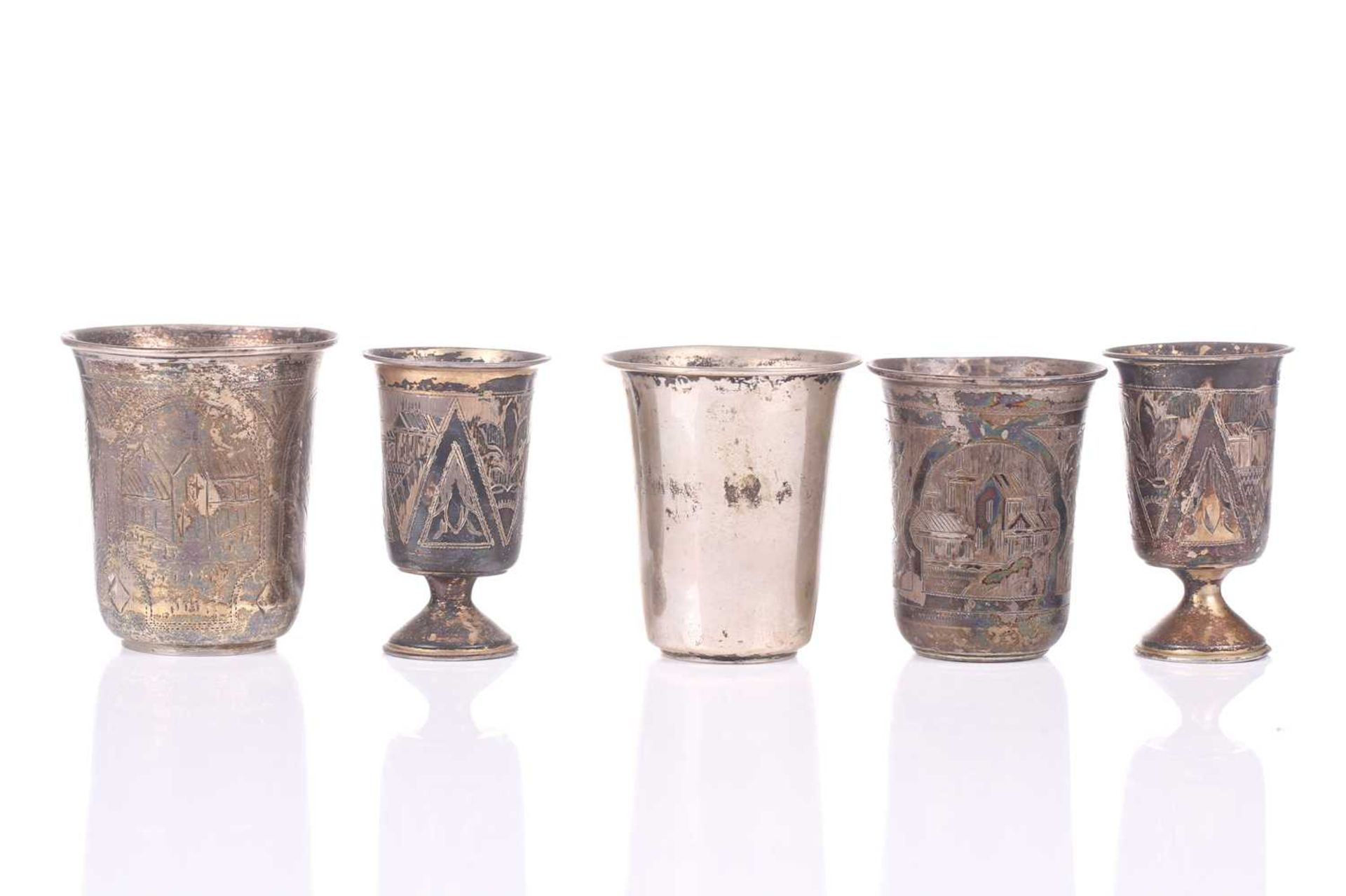Three pairs of Russian silver vodka cups, each engraved with buildings and foliage, a set of six - Bild 7 aus 9