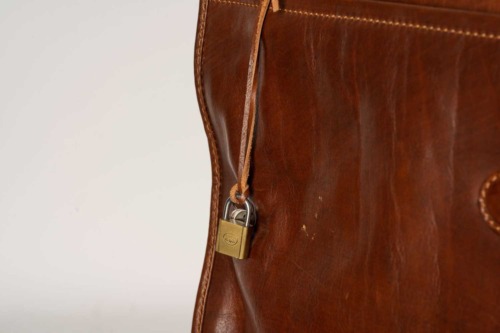 The Bridge, Firenze; a gentleman's tan leather suit carrier, with a detachable adjustable shoulder - Image 14 of 16