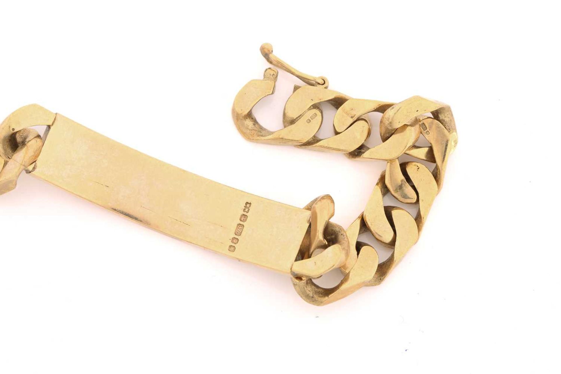 A 9ct yellow gold ID bracelet, consisting of a flat heavy curb chain attaching a curved ID tag, - Bild 4 aus 4