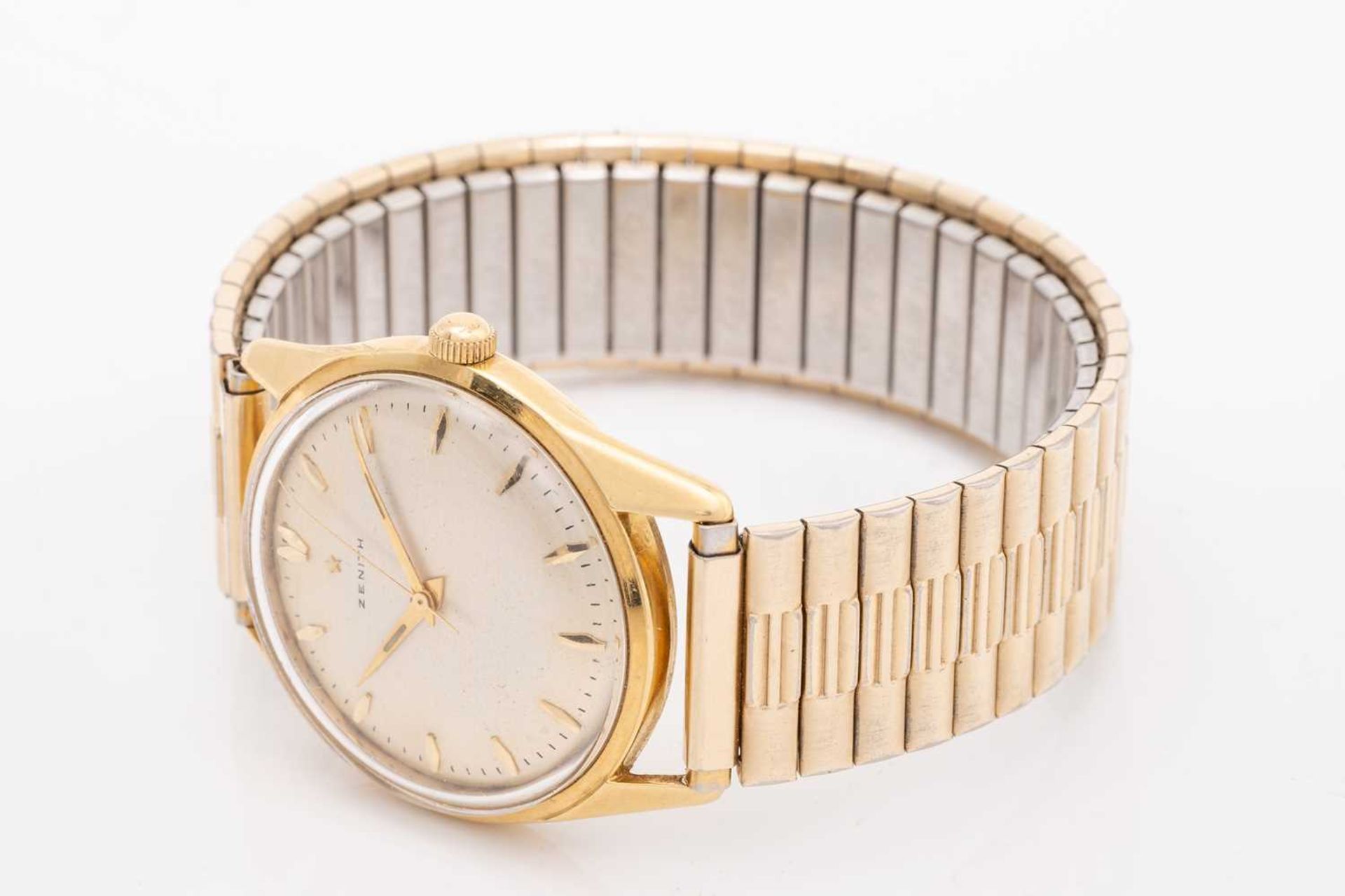 A Zenith gold dress watch, featuring a swiss made mechanical ultra-thin movement in a yellow metal - Bild 2 aus 5