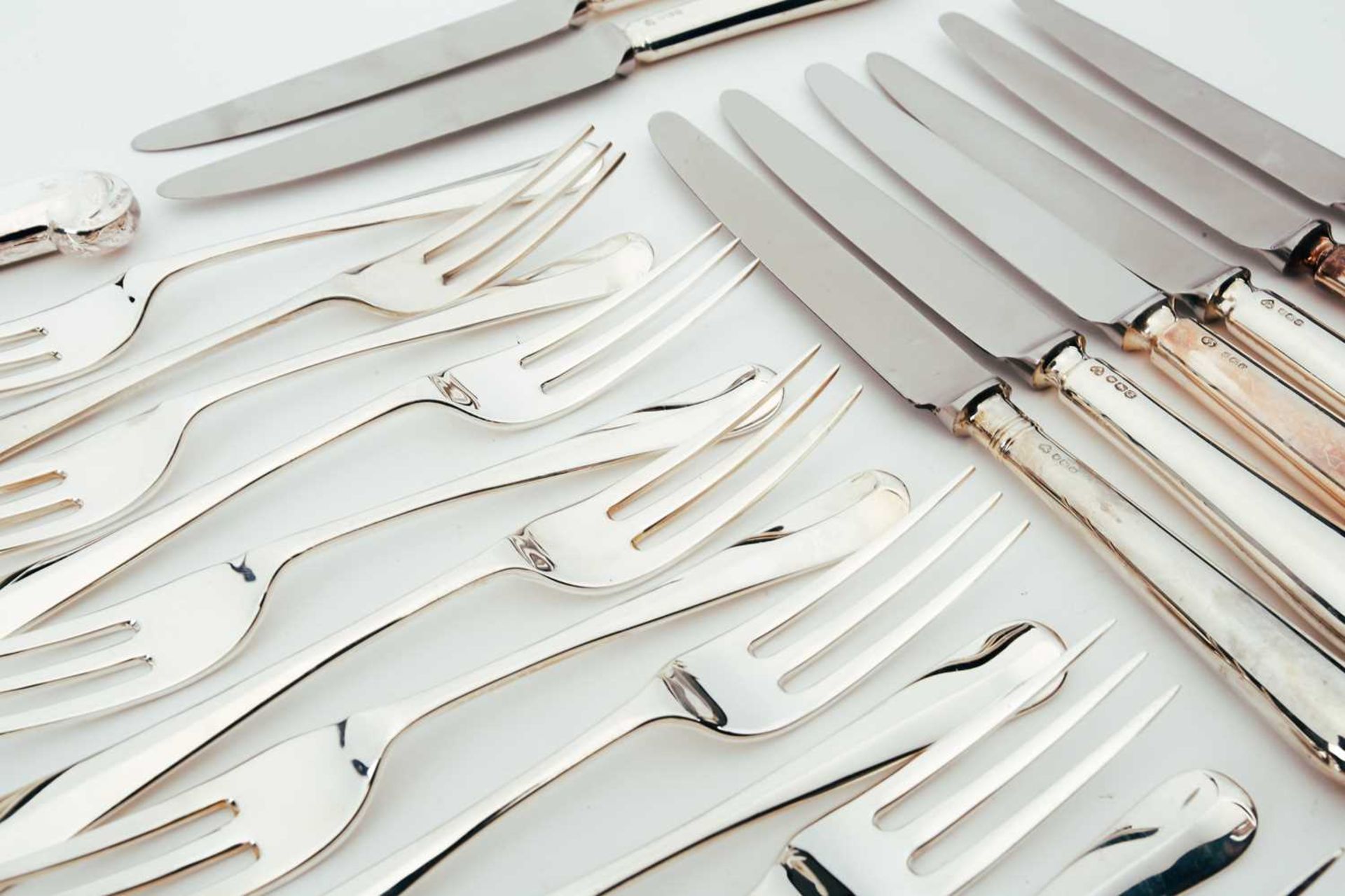 A mixed collection of modern silver flatware, forks and a large fiddle pattern ladle, London 1973 - Bild 7 aus 10