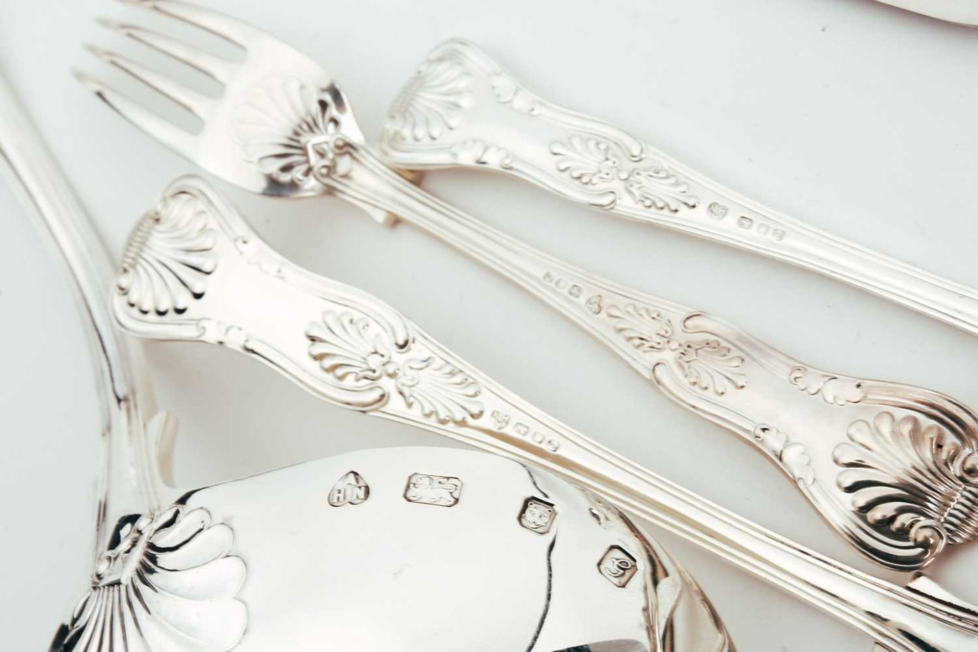 A collection of modern silver flatware, Including a heavy gauge Kings Patter soup ladle, London 1981 - Bild 3 aus 8