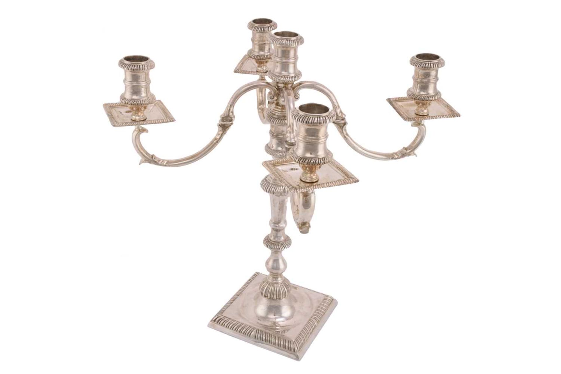 A 20th century silver four branch candelabra, London 1982 by A Haviland-Nye, on a square raised base - Bild 2 aus 13