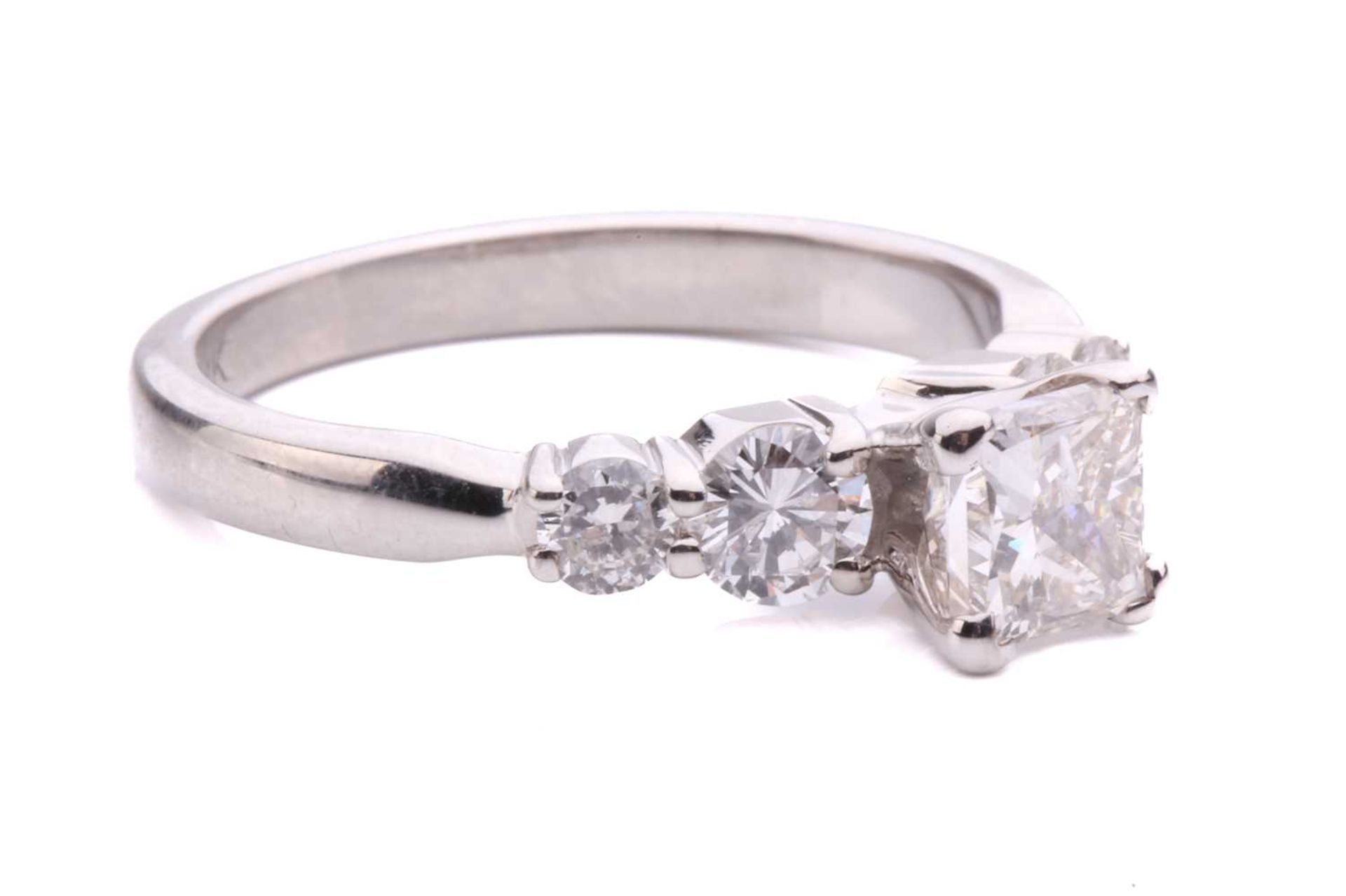 A princess-cut diamond ring with diamond set shoulders, with a central claw set princess-cut diamond - Bild 4 aus 5