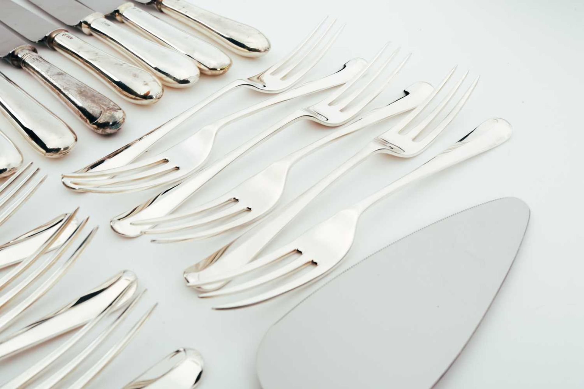 A mixed collection of modern silver flatware, including two Hanoverian Rats Tailbasting spoons, - Bild 4 aus 8