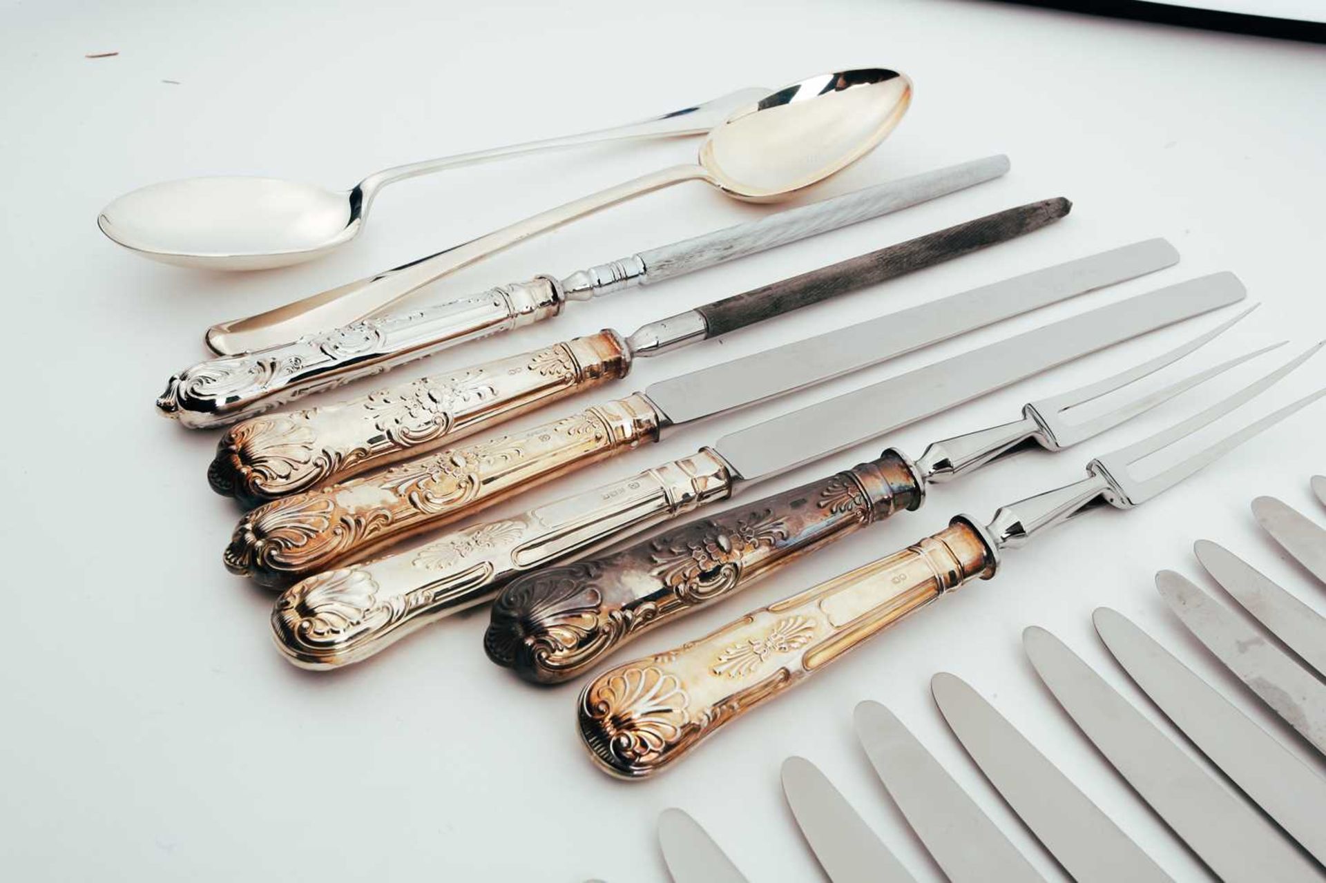 A mixed collection of modern silver flatware, including two Hanoverian Rats Tailbasting spoons, - Bild 2 aus 8