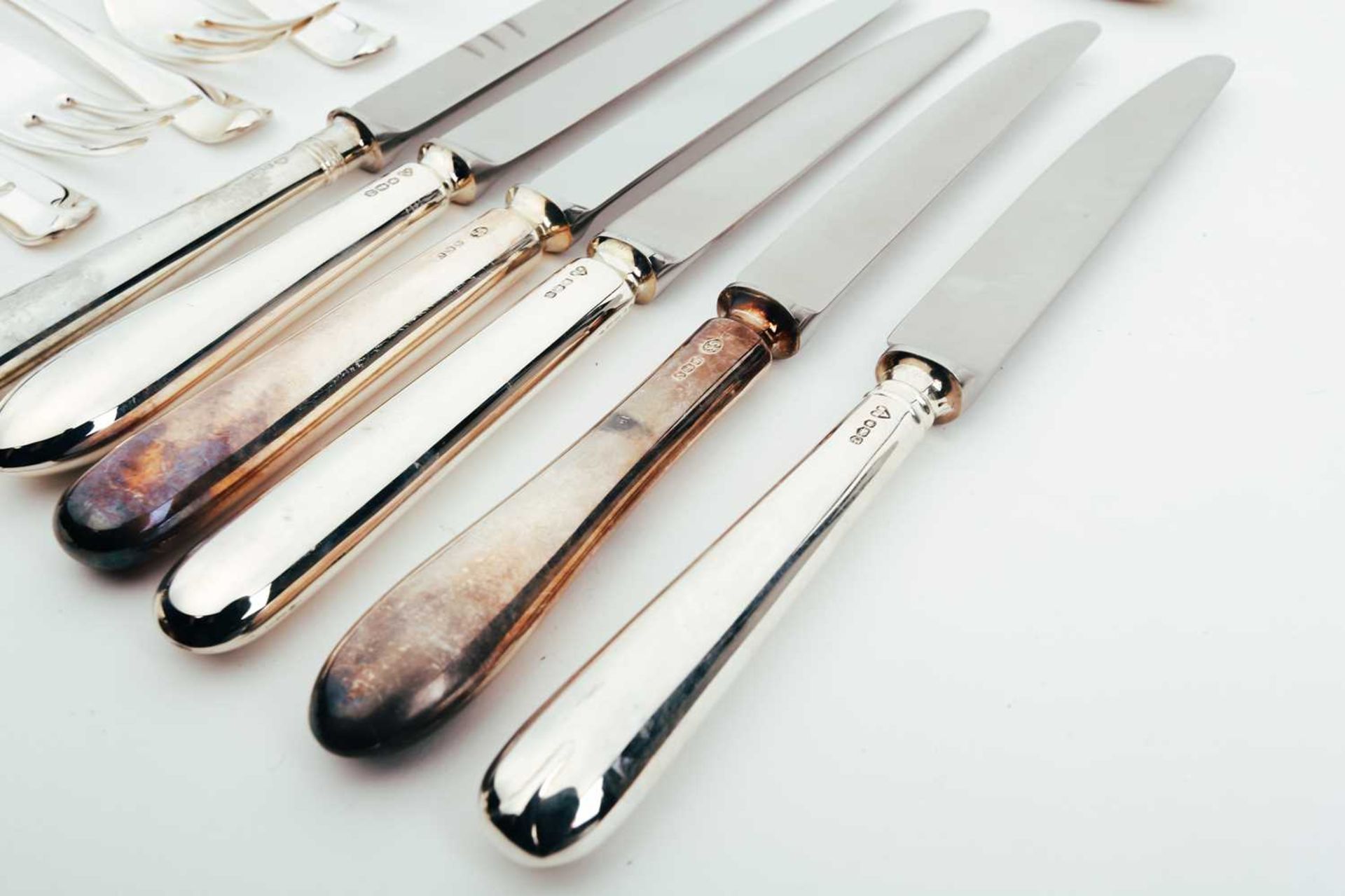 A mixed collection of modern silver flatware, forks and a large fiddle pattern ladle, London 1973 - Bild 4 aus 10