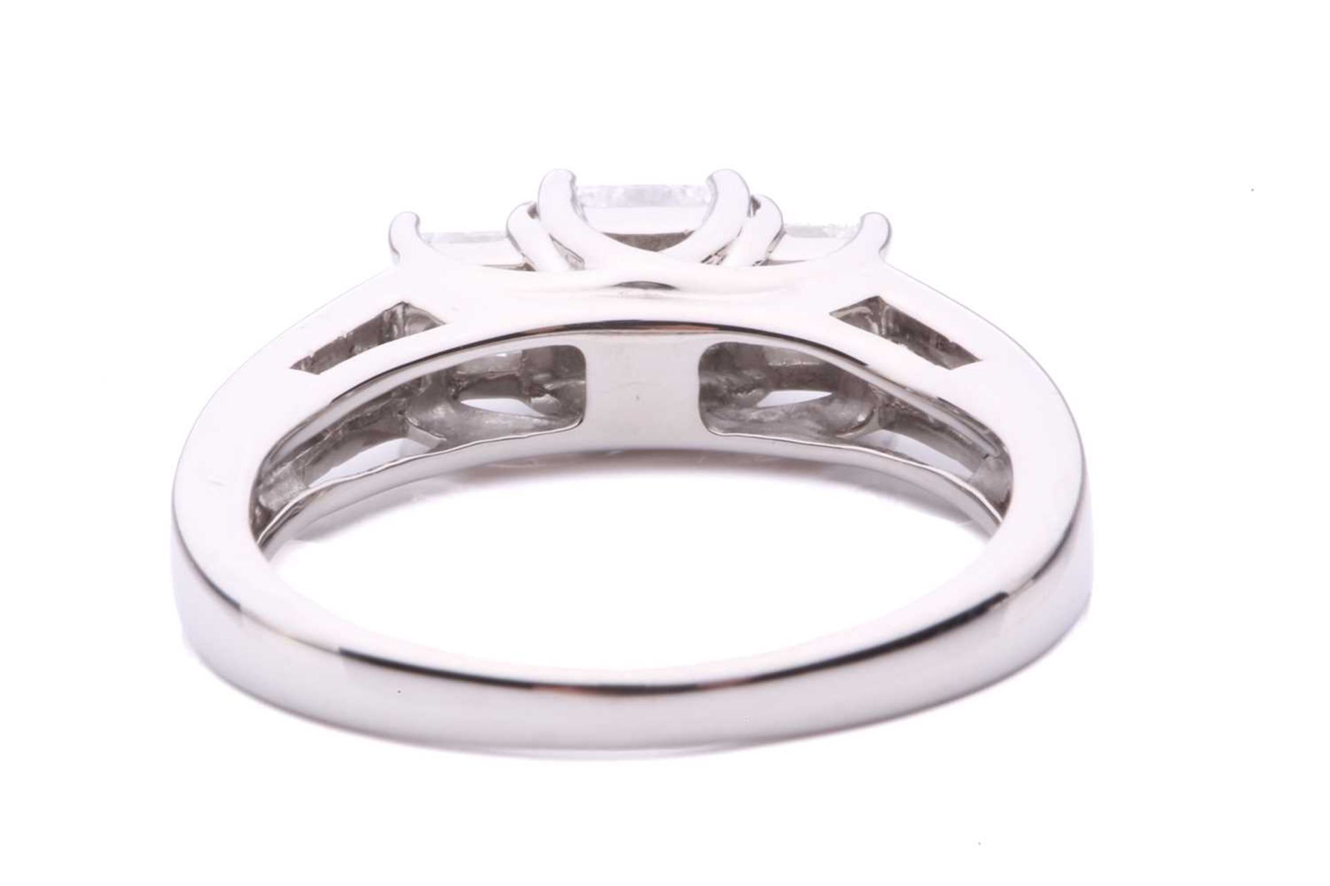 A three-stone princess cut ring with a diamond set shoulder, with three claw set princess cut - Image 3 of 4