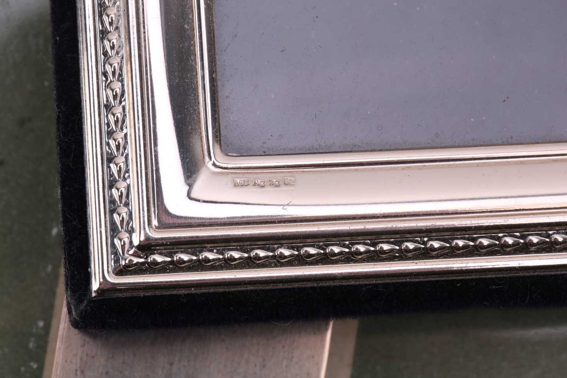 A pair of silver photograph frames, Mappin & Webb, London 1919, with easel type supports, each - Image 5 of 9