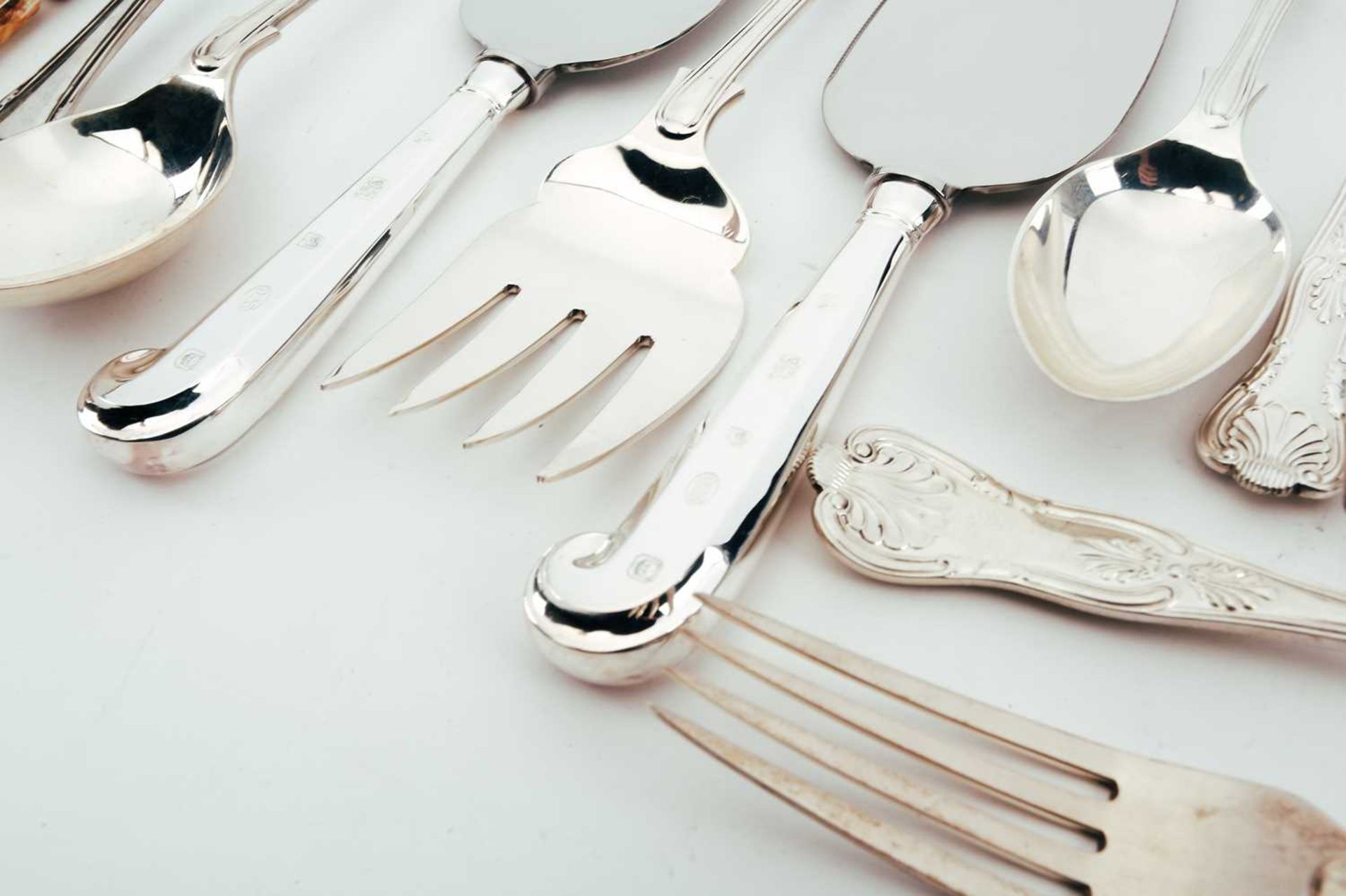 A collection of mostly modern matched kings pattern silver flatware, total weight 51.22 ozt ( - Bild 3 aus 7