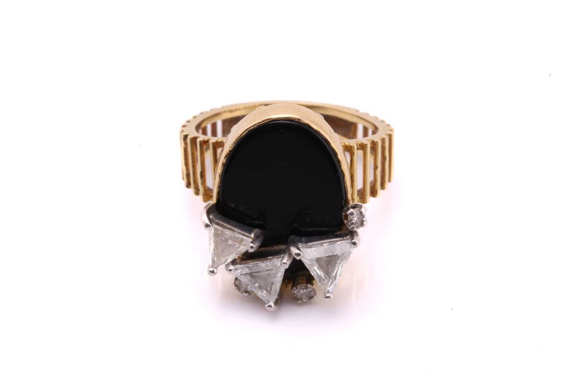 An 18ct gold Modernist ring set with onyx and diamonds, featuring three triangular step-cut diamonds - Image 7 of 7