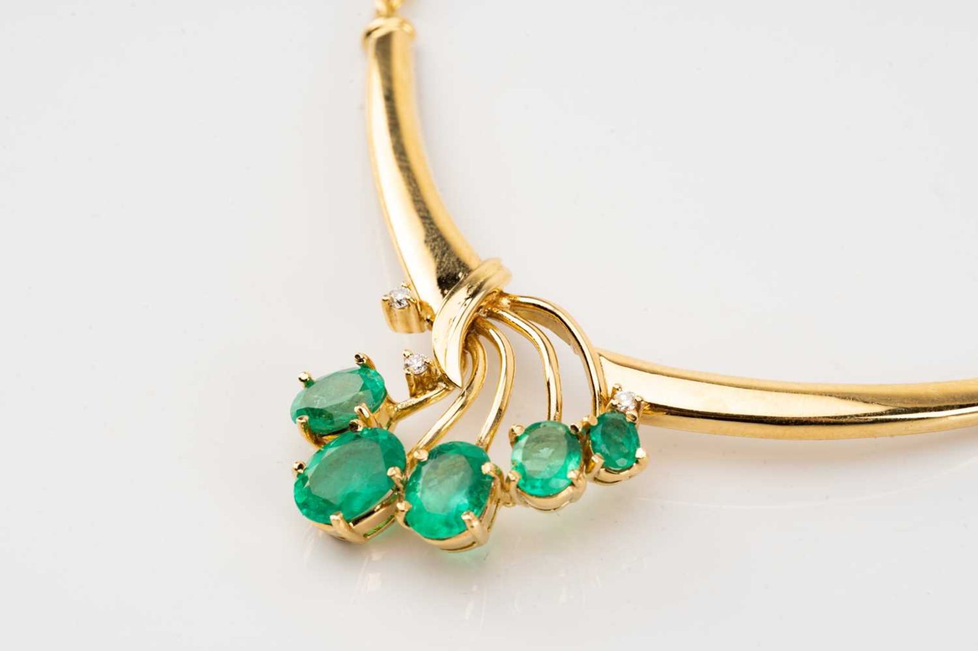 A necklace set with emeralds and diamonds, the crescent-shaped pendant emanating with five oval- - Bild 5 aus 6