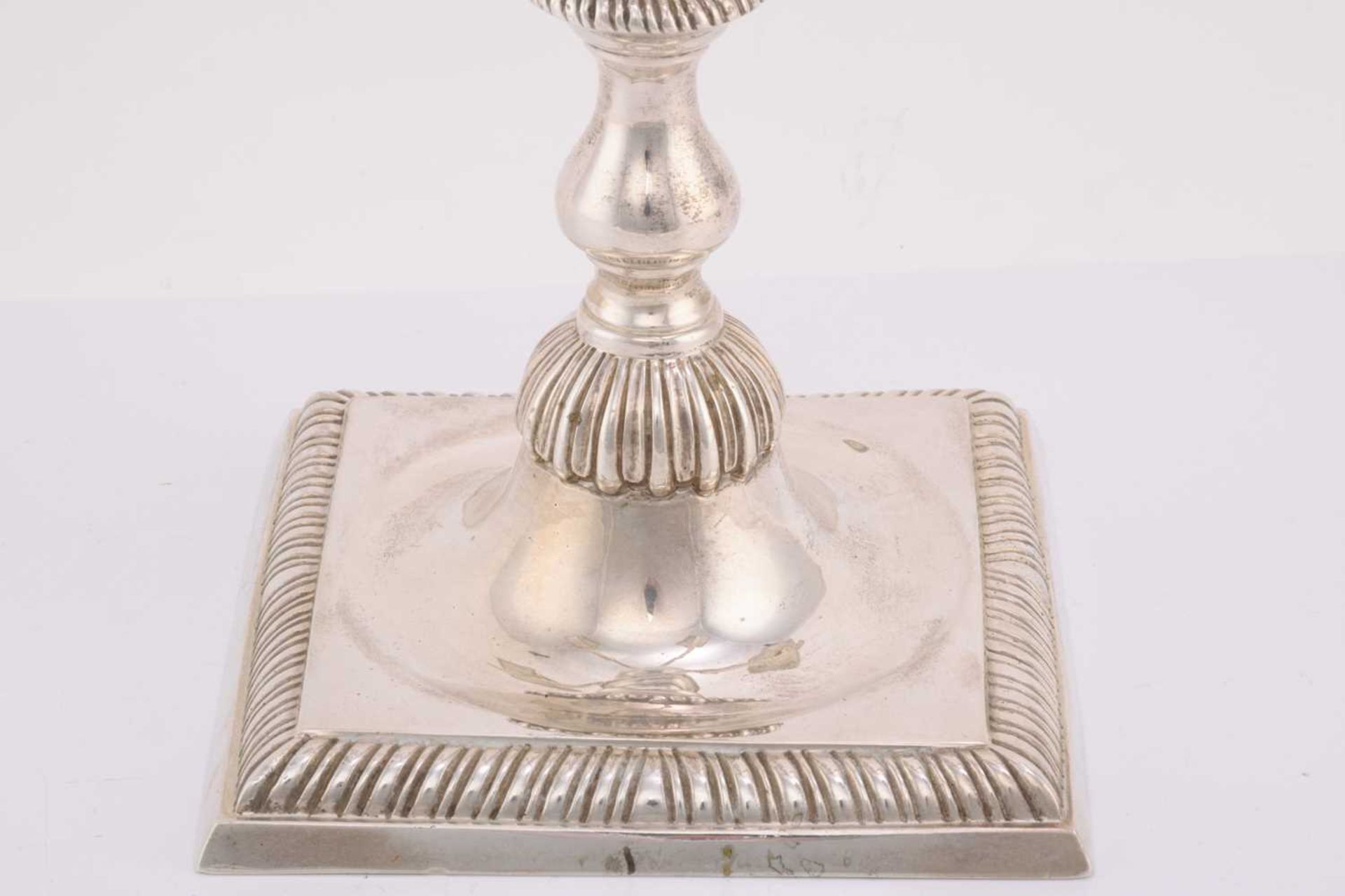 A 20th century silver four branch candelabra, London 1982 by A Haviland-Nye, on a square raised base - Bild 4 aus 13