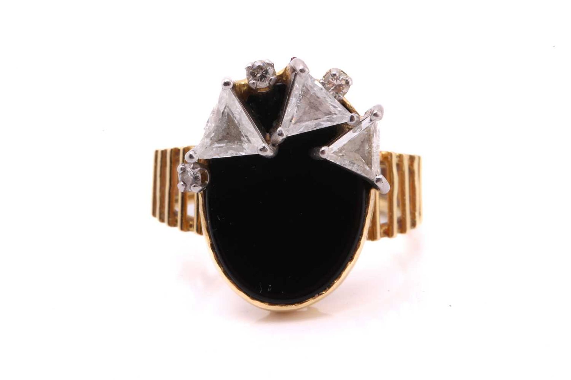 An 18ct gold Modernist ring set with onyx and diamonds, featuring three triangular step-cut diamonds - Image 2 of 7