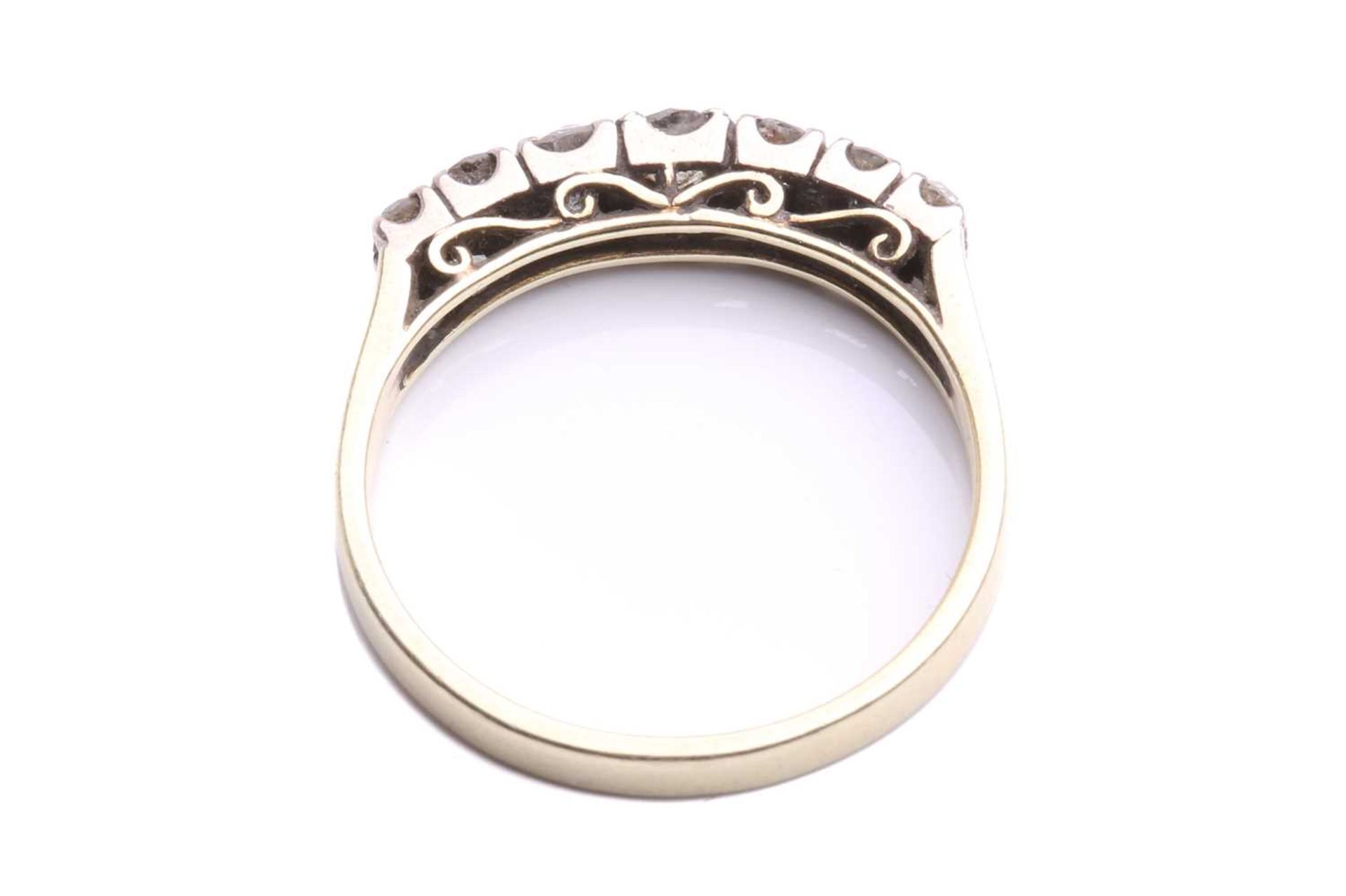 A seven stone half hoop ring; the slightly graduated mixed circular cut stones in squared claw - Bild 5 aus 5