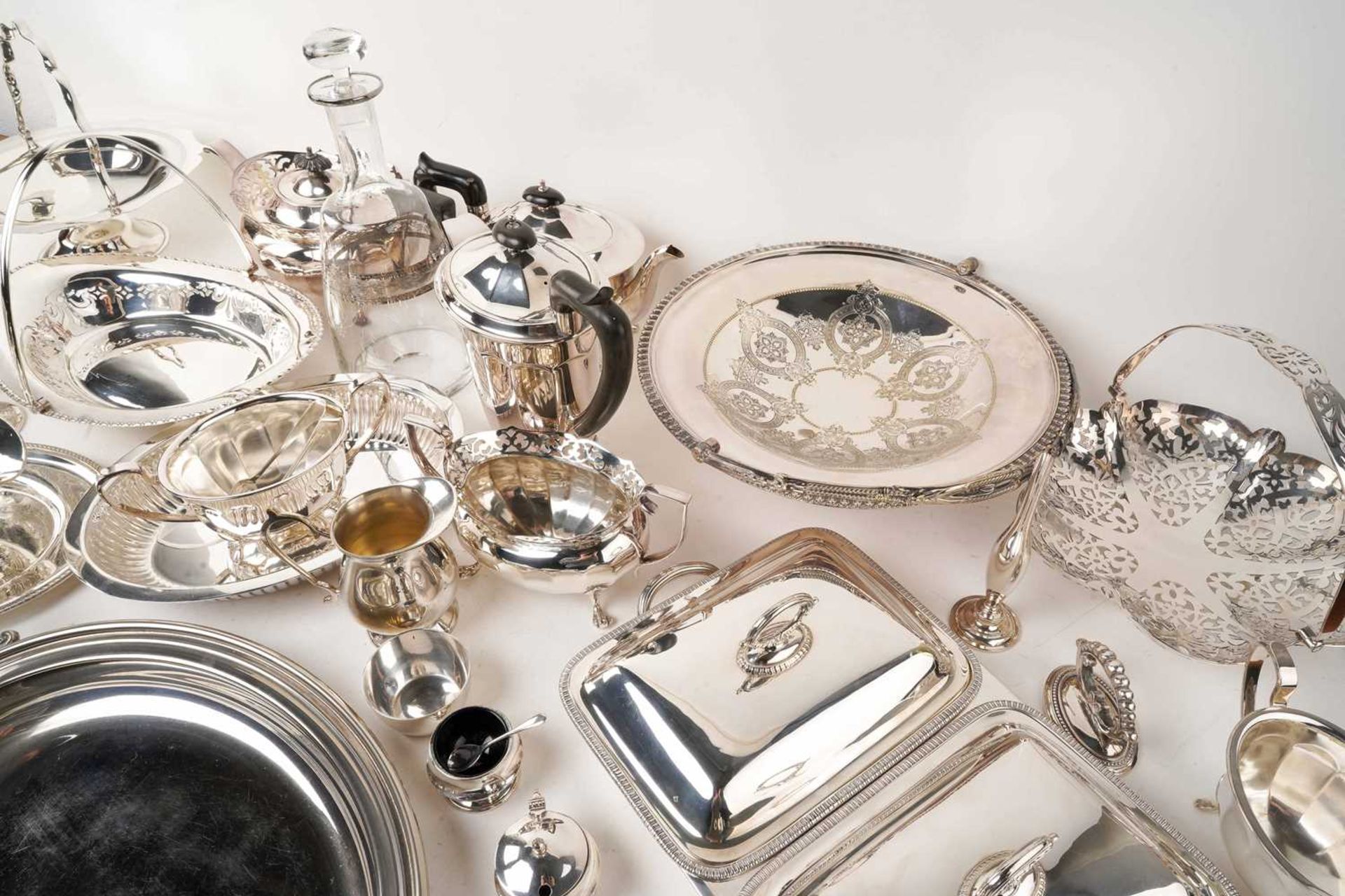 A large collection of silver plate including a three-piece tea set with pierced bands, various - Bild 4 aus 13