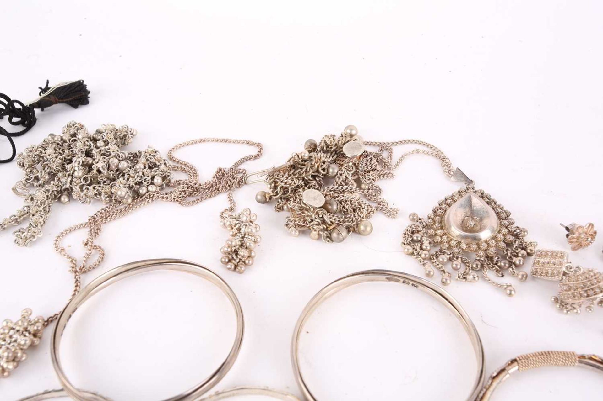 A large collection of white metal and base metal jewellery, including eight bangles, filagree - Bild 4 aus 8