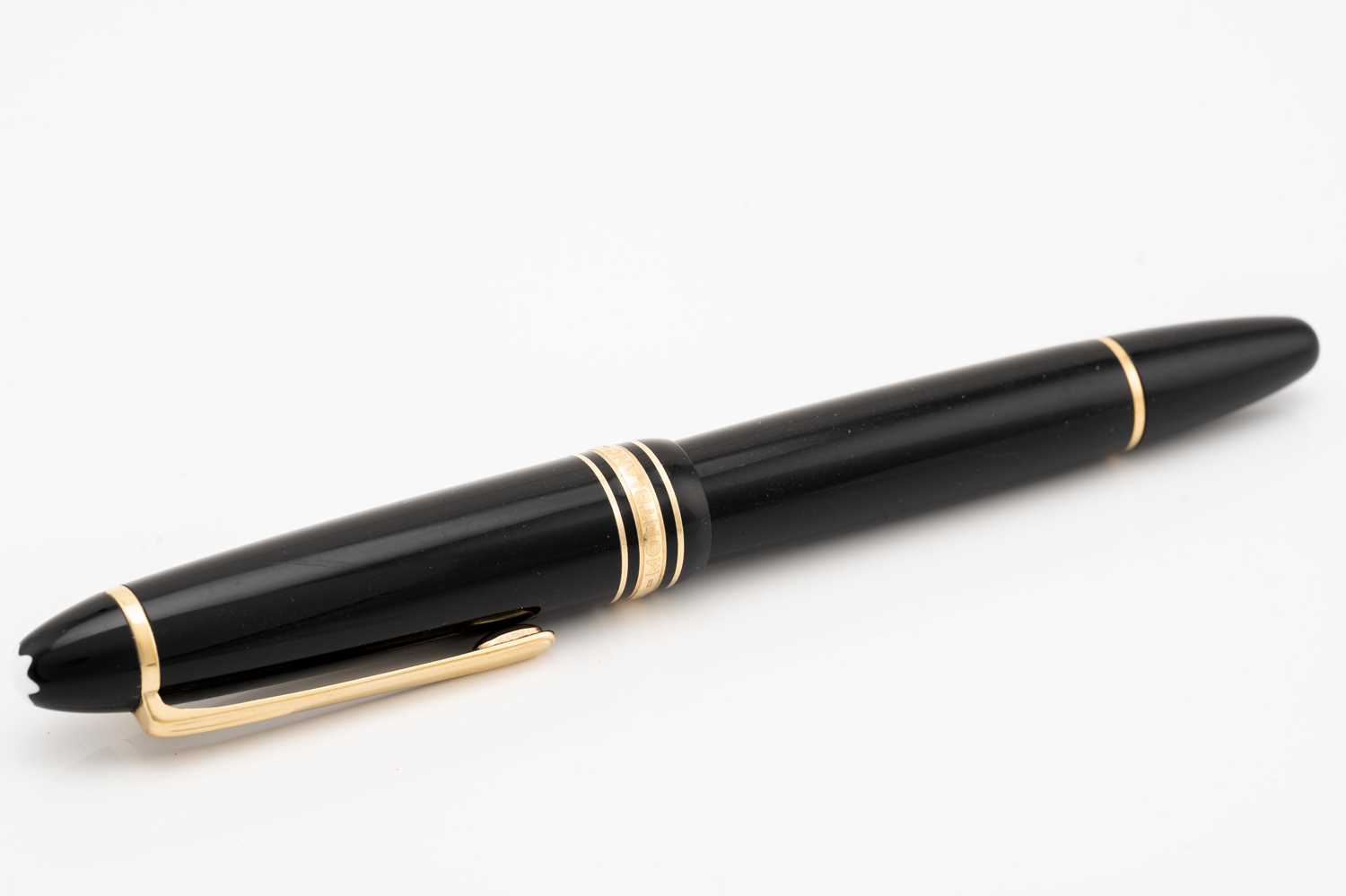 A Mont Blanc Meisterstück 146 fountain pen, with twist black resin barrel, gold-tone hardware, and - Image 4 of 5