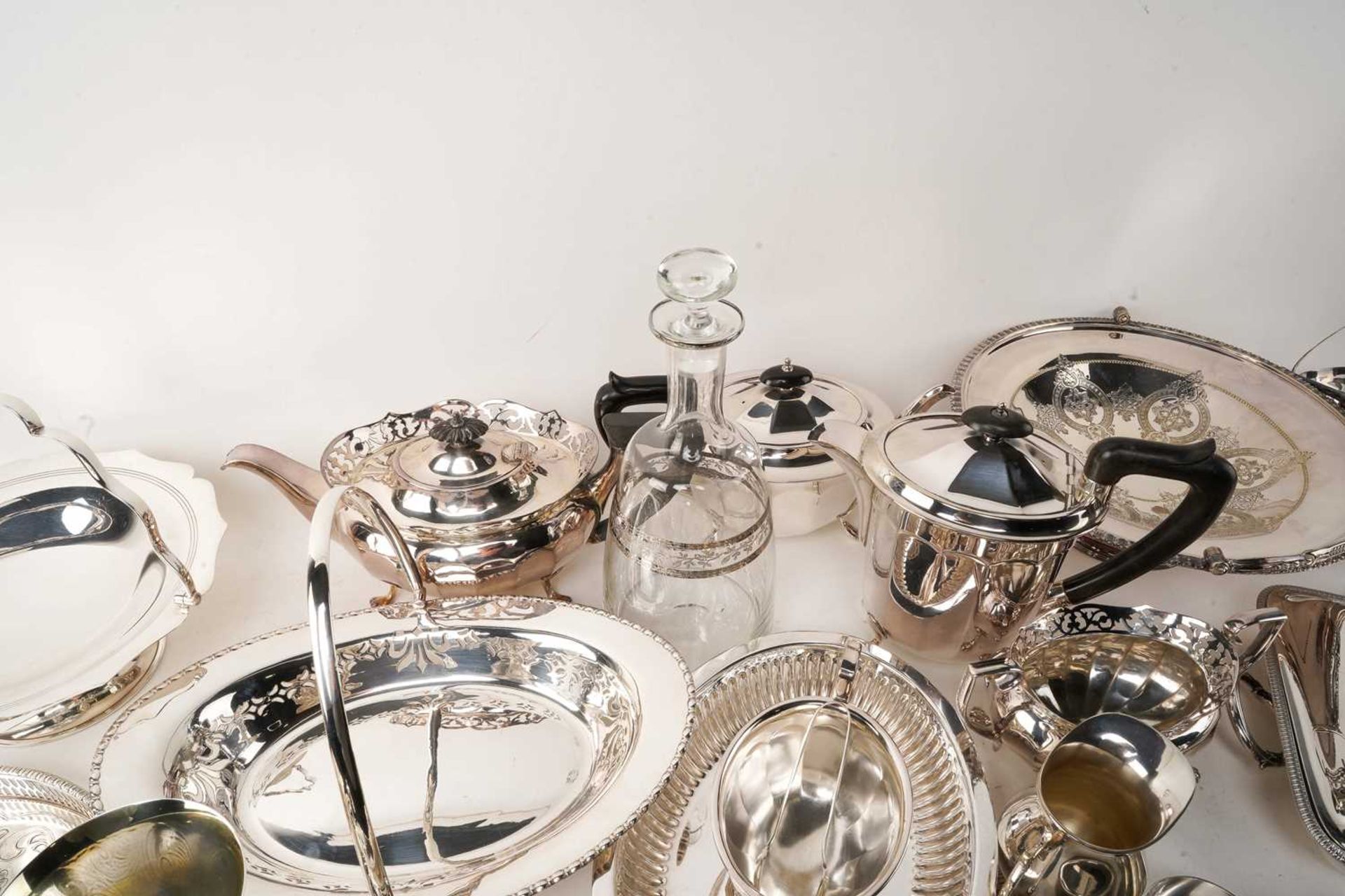 A large collection of silver plate including a three-piece tea set with pierced bands, various - Bild 7 aus 13