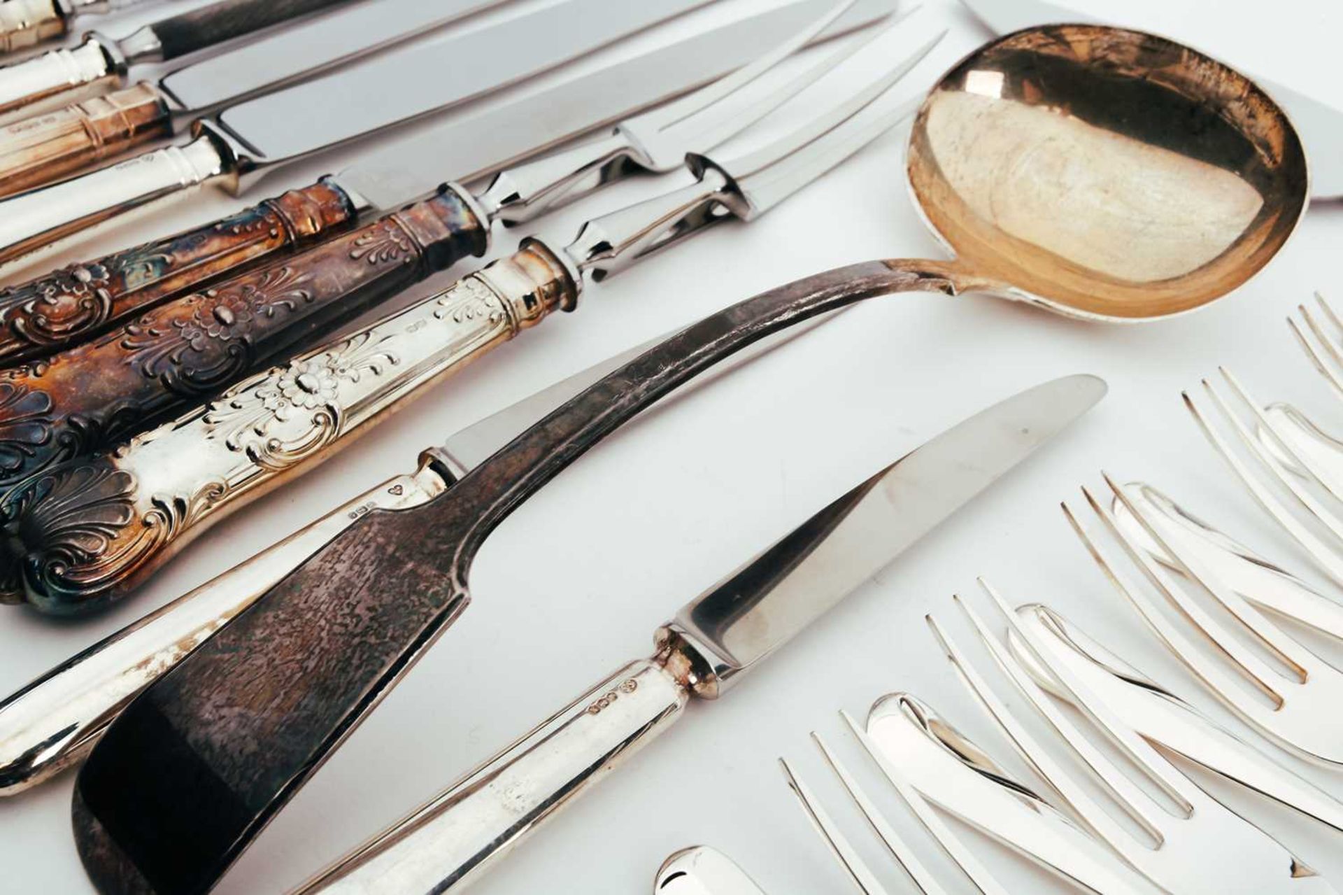 A mixed collection of modern silver flatware, forks and a large fiddle pattern ladle, London 1973 - Bild 5 aus 10