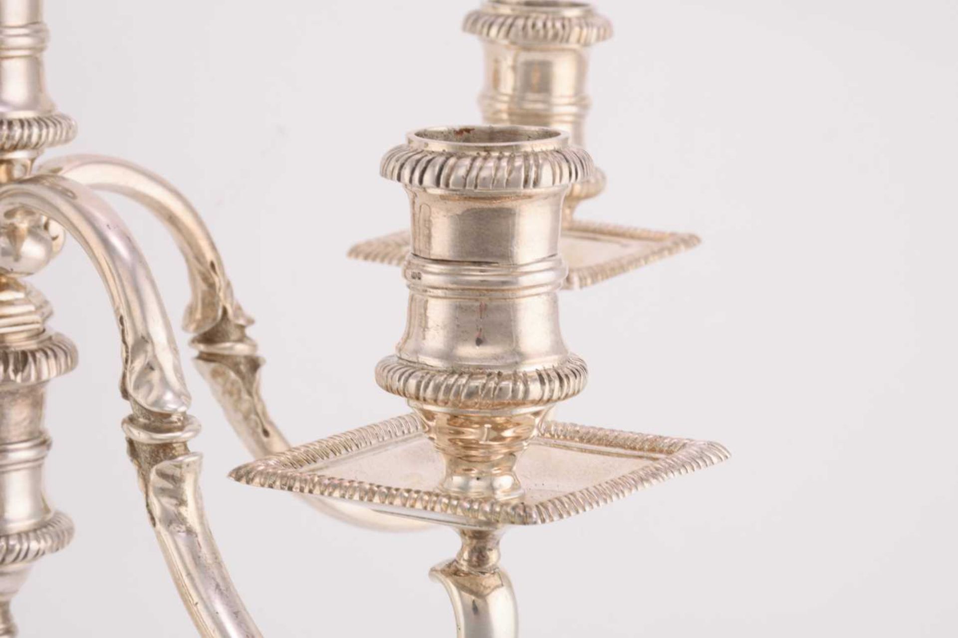 A 20th century silver four branch candelabra, London 1982 by A Haviland-Nye, on a square raised base - Bild 6 aus 13