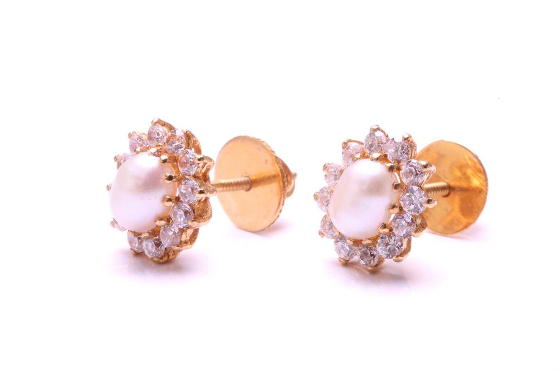 A pair of pearl and cubic zirconia cluster earrings in high-carat gold, each features an oval-shaped - Bild 2 aus 3