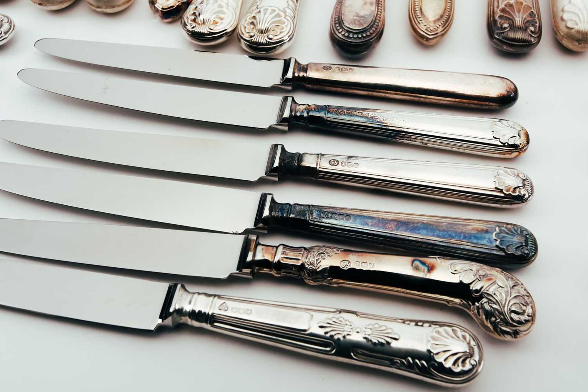 A large mixed collection of various modern silver-handled knives. - Bild 10 aus 12