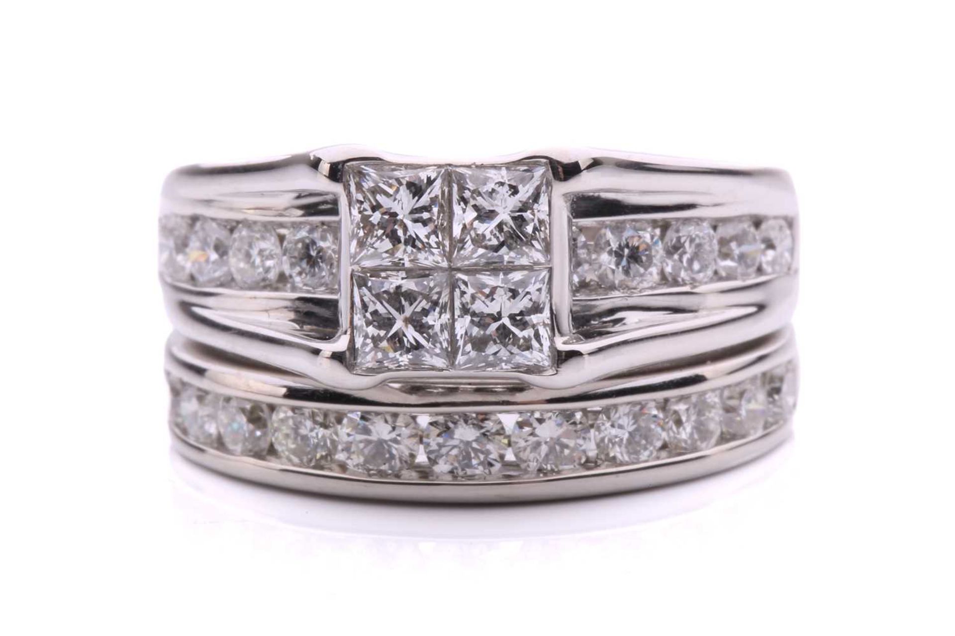 A diamond set bridal set rings, with 4 illusion set princess cut diamonds with an under hoop channel - Bild 7 aus 8