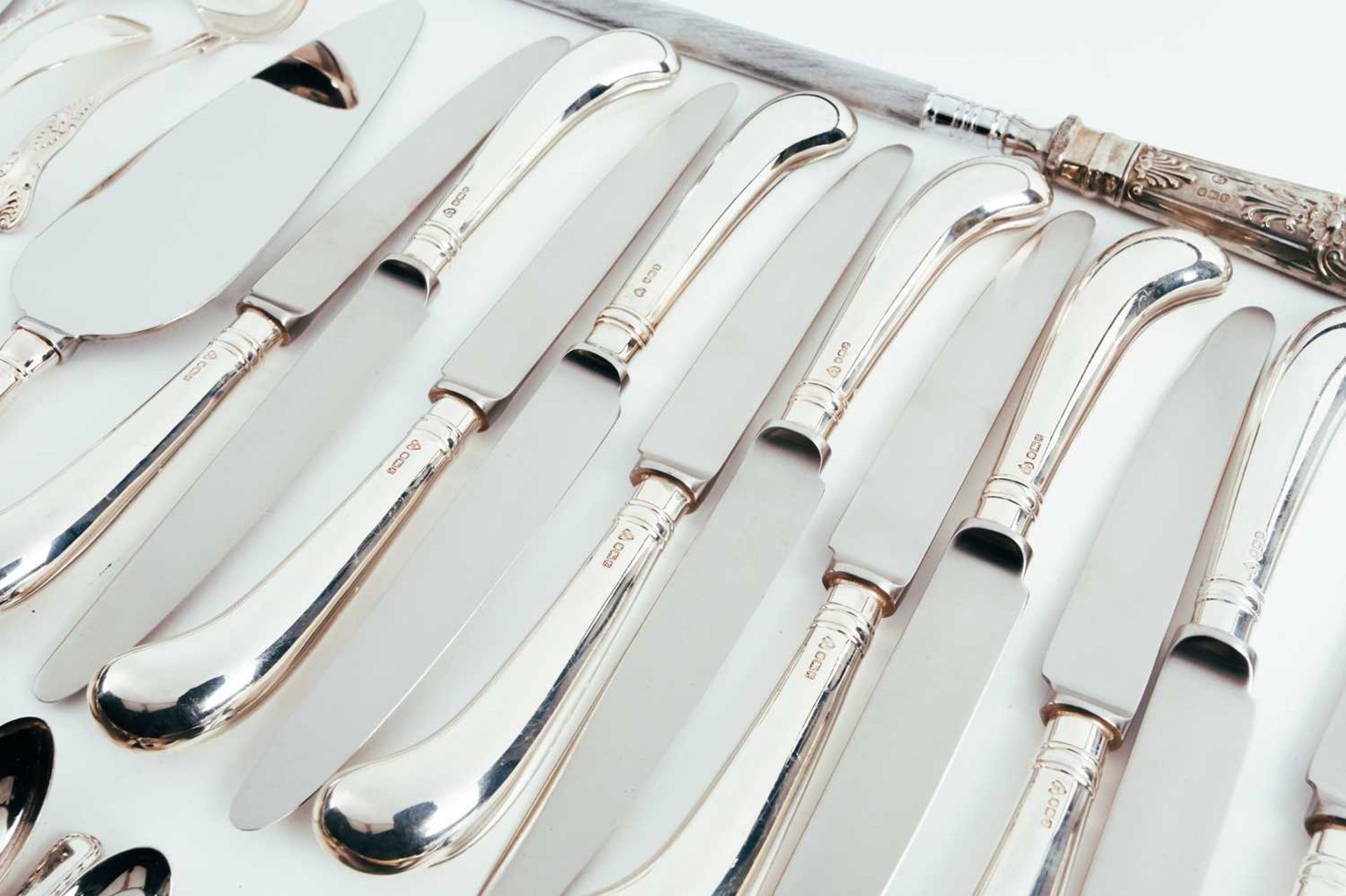 A mixed collection of various modern silver flatware, mainly kings pattern, teaspoons and other - Bild 2 aus 10