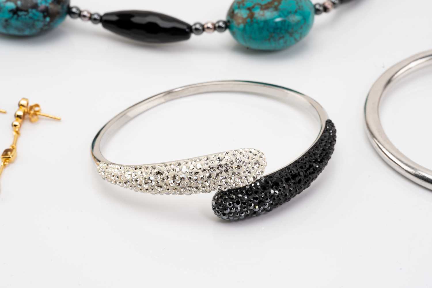 A small quantity of costume jewellery comprising a Swarovski bracelet, boxed, a white metal cuff - Image 3 of 12