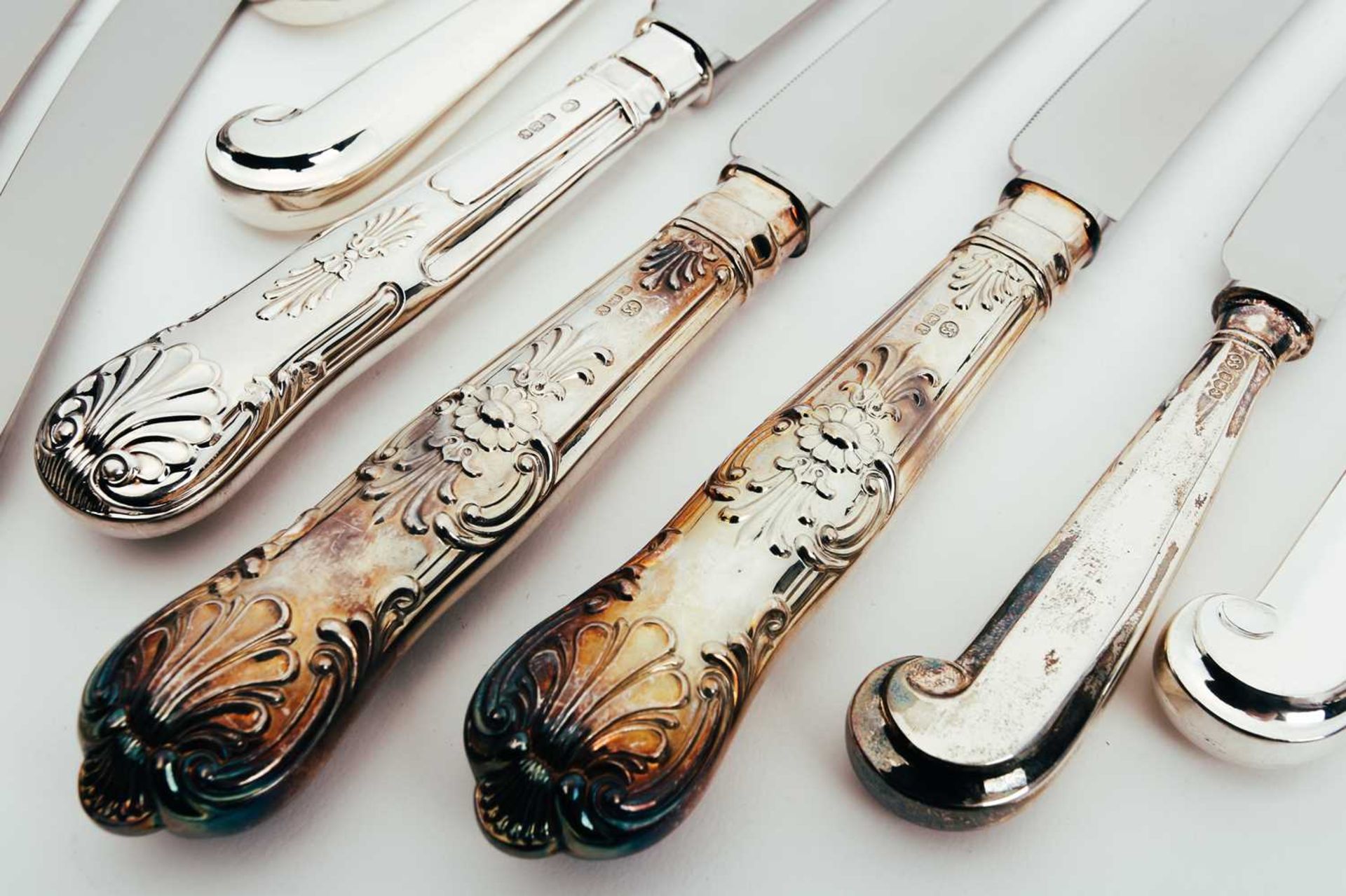 A mixed collection of various modern silver-handled knives, some with pistol grip handles - Image 6 of 13