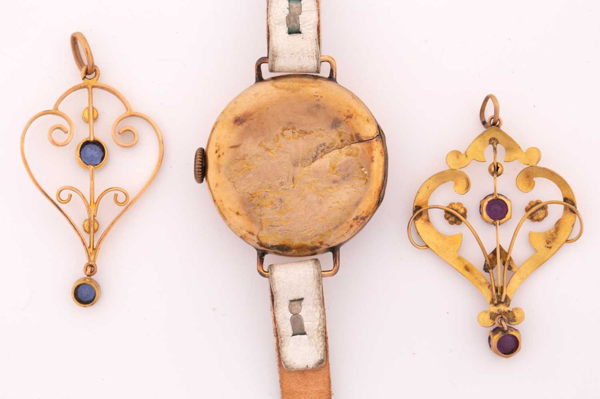 A gold Watch, two Edwardian pendants and a heart necklace, the lot comprising of a 9ct yellow gold - Bild 3 aus 5