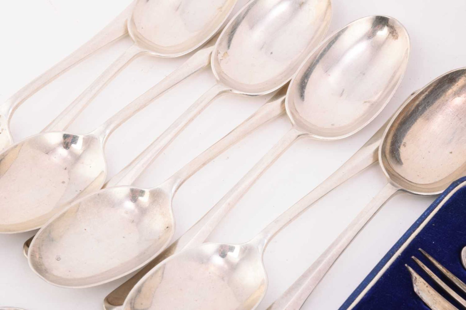 A collection of mixed assayed silver flatware, comprising a large basting spoon, two serving spoons, - Bild 3 aus 7