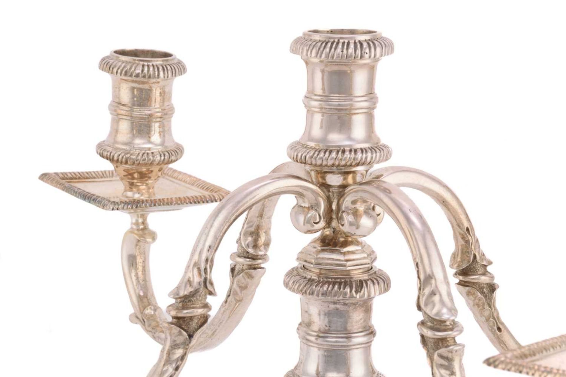 A 20th century silver four branch candelabra, London 1982 by A Haviland-Nye, on a square raised base - Bild 5 aus 13