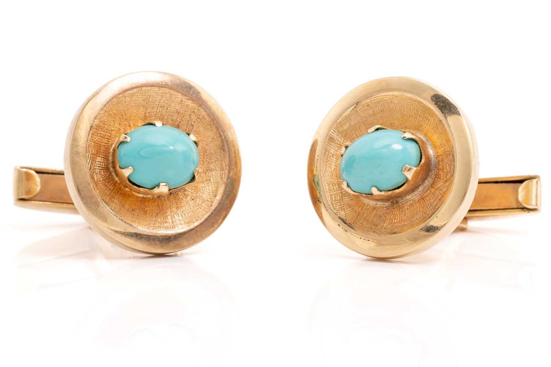 A pair of turquoise-set cufflinks, each featuring an oval Persian turquoise cabochon in claw - Bild 2 aus 3