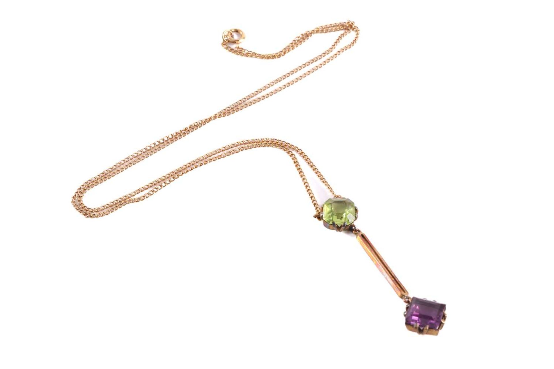 A lavalier necklace set with green and purple paste, the pendant comprises a square step-cut - Bild 3 aus 4