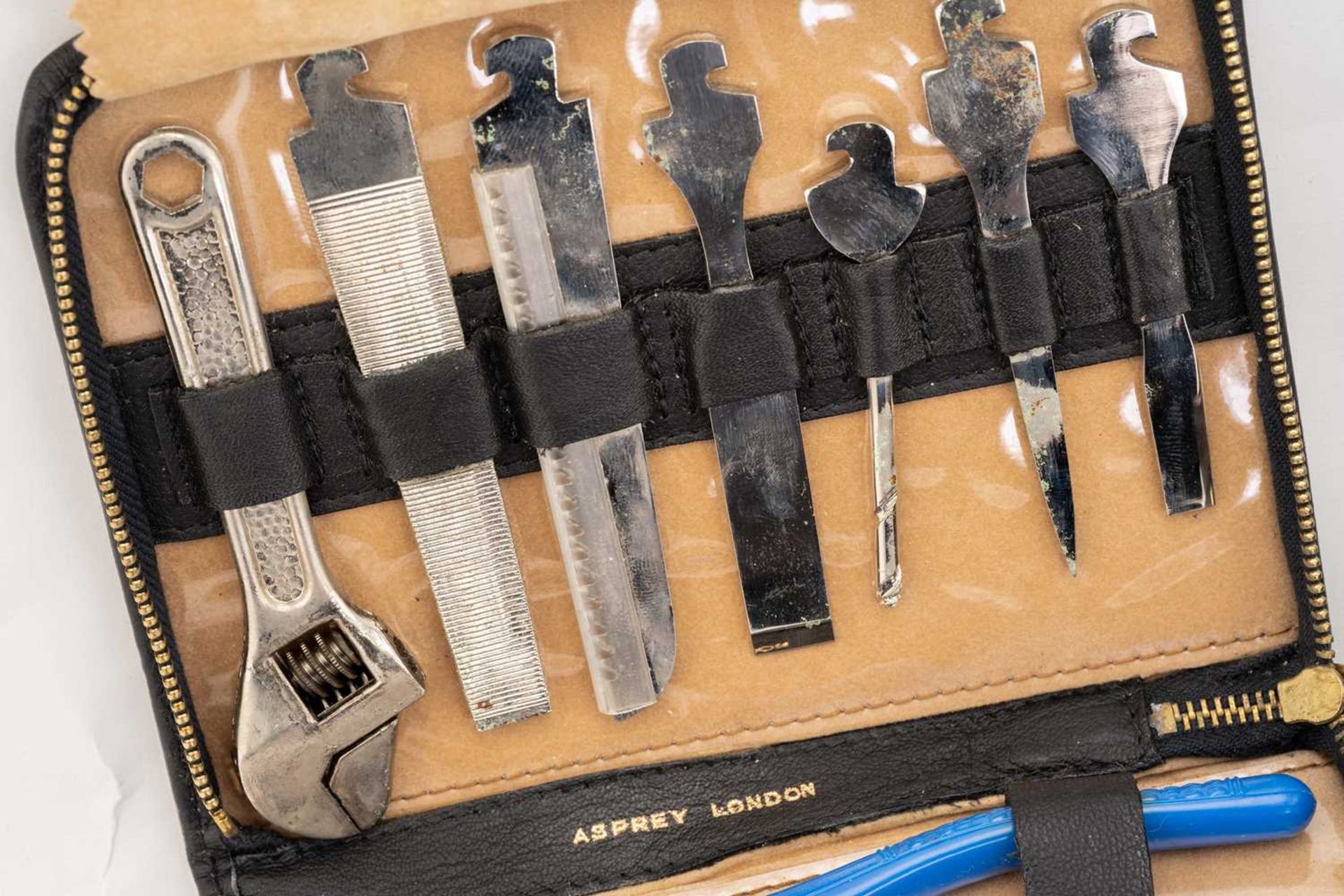 Asprey. A small tool kit in a fitted Asprey leather case together with an Asprey's leather cased - Image 6 of 7