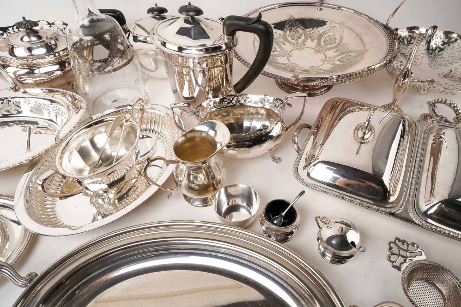 A large collection of silver plate including a three-piece tea set with pierced bands, various - Bild 5 aus 13