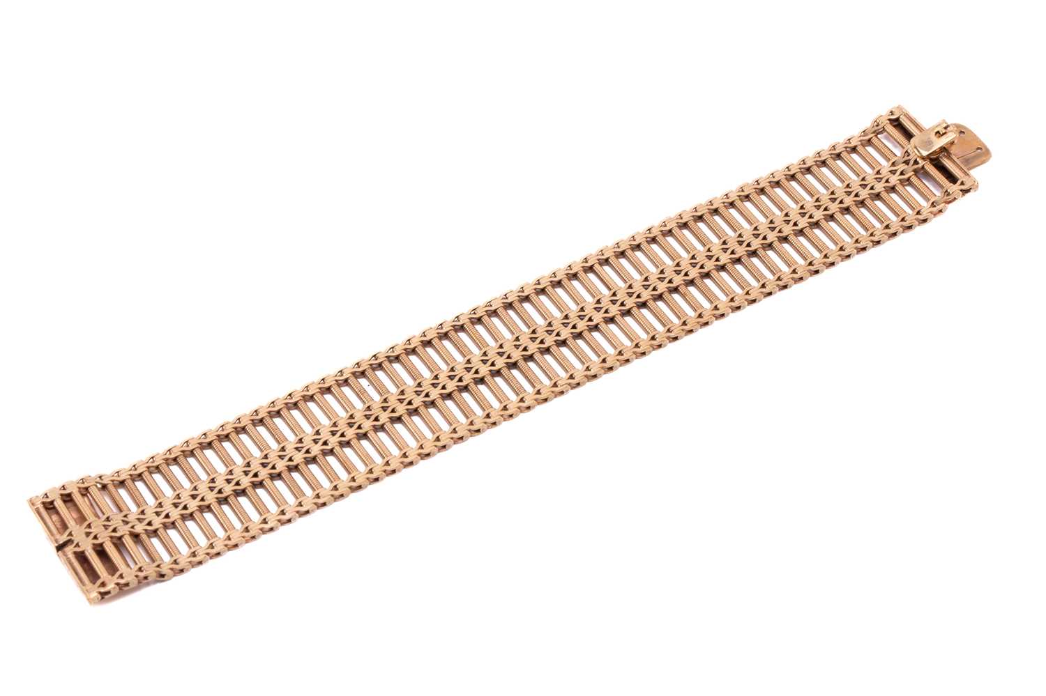 A 9ct yellow gold bracelet, comprising articulated links of reeded rod form, fastened with a - Image 5 of 7
