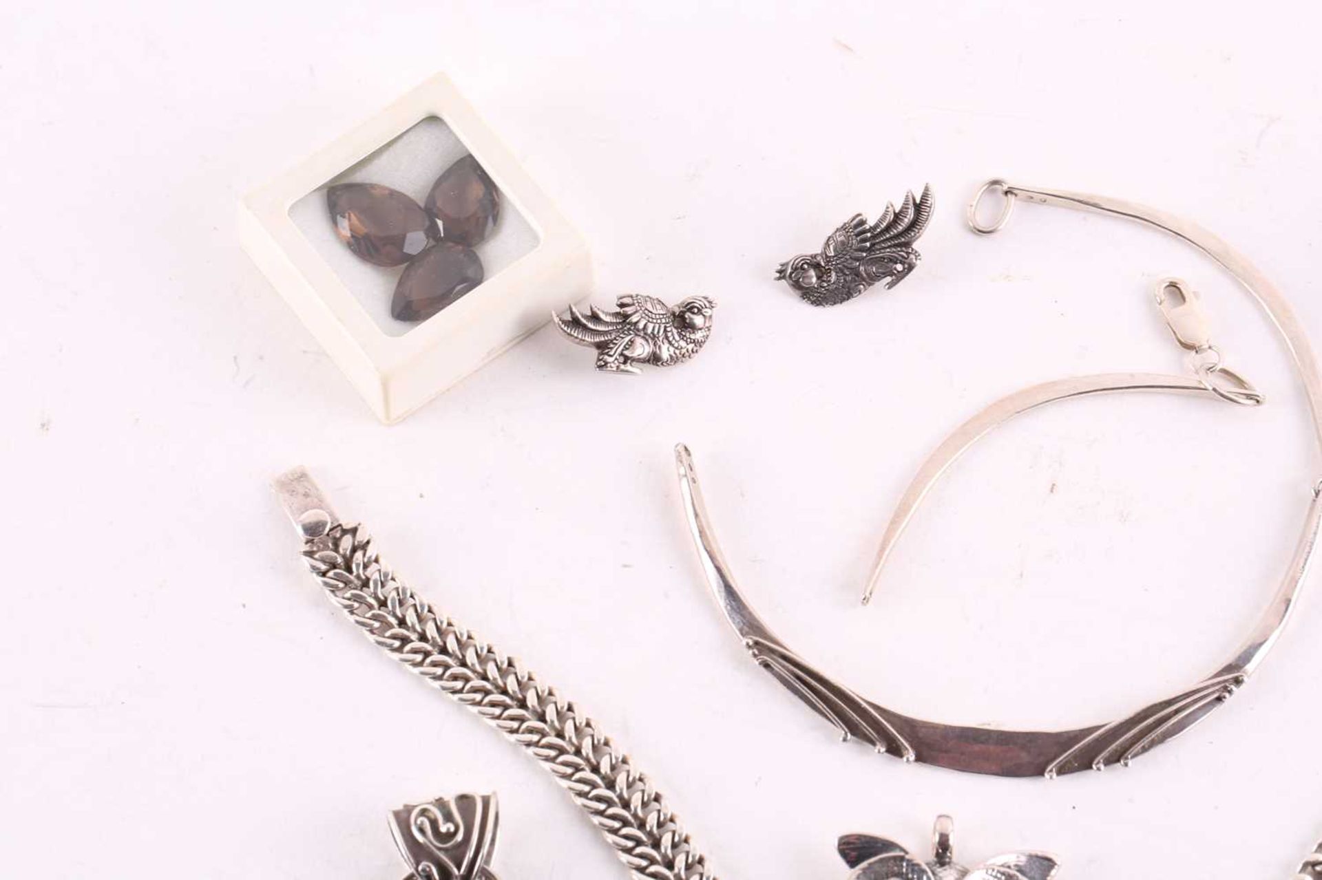 A quantity of silver and white metal jewellery; including a Yemenite necklace, an owl pendant, a - Bild 11 aus 12