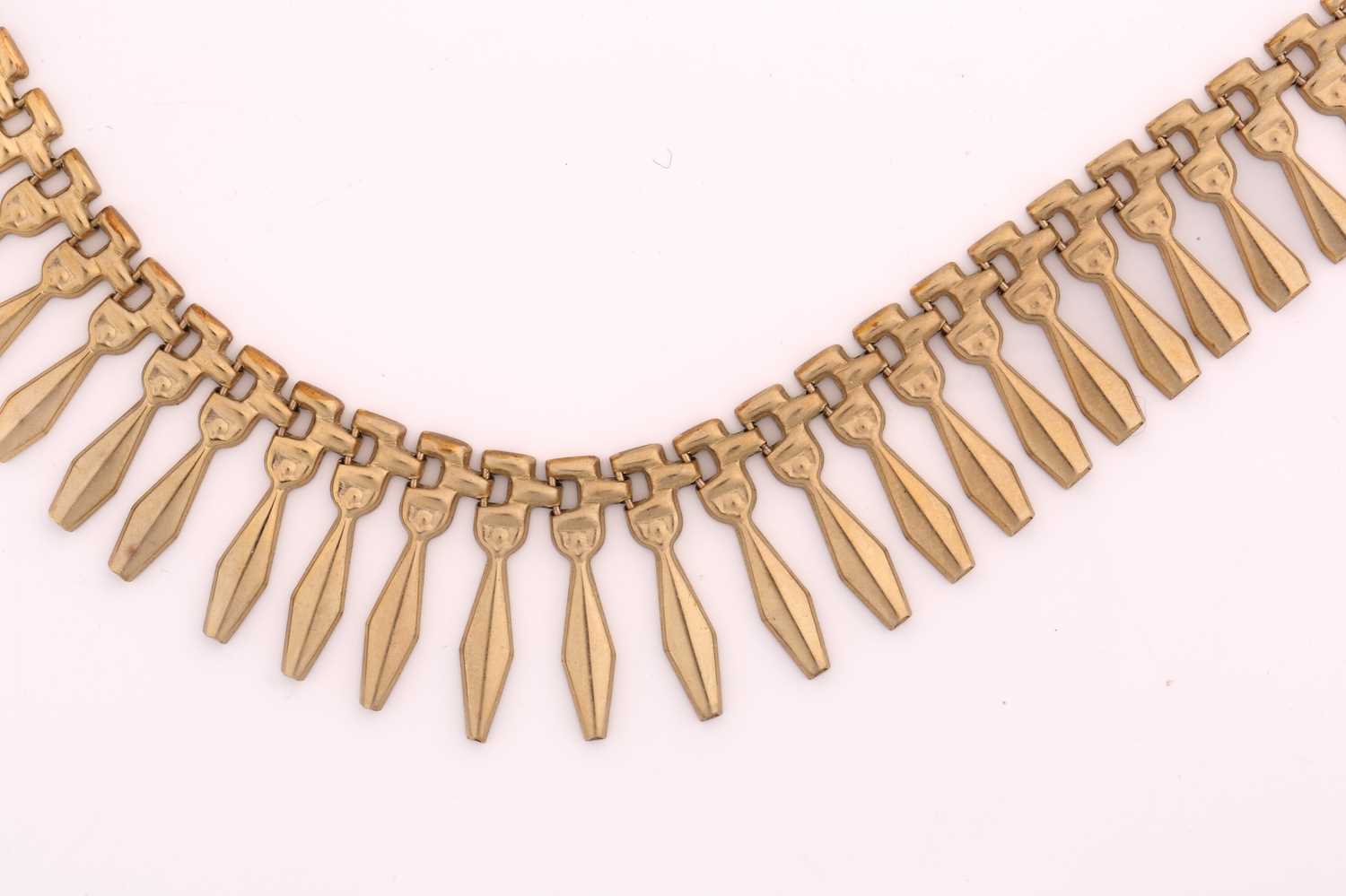 A fringe necklace in 9ct yellow gold, featuring an array of articulated and textured fringes in - Image 4 of 6